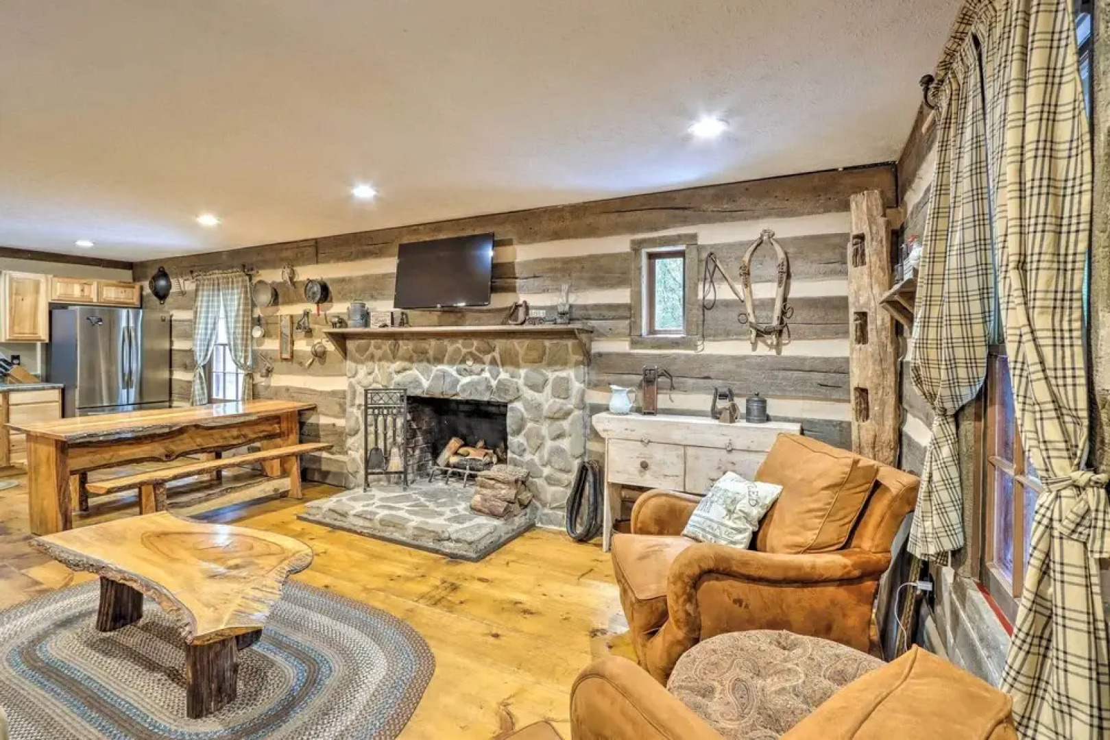 Cozy Creekside Mountain Escape w/ Hot Tub!