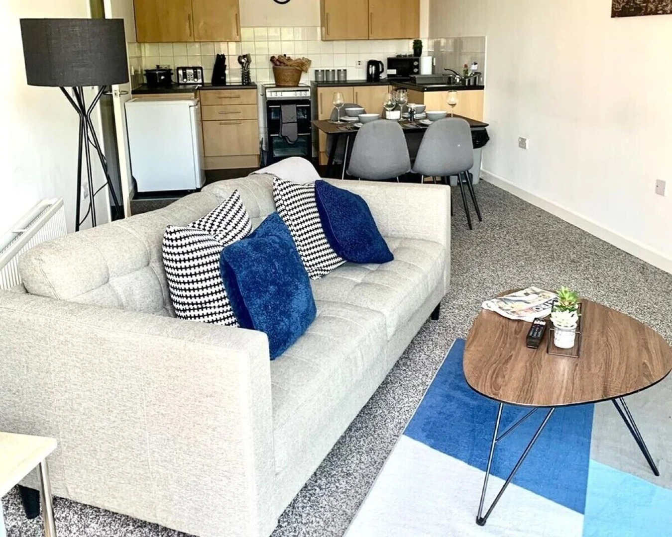 Large Apartment With Balcony Free Parking & Fast Wifi