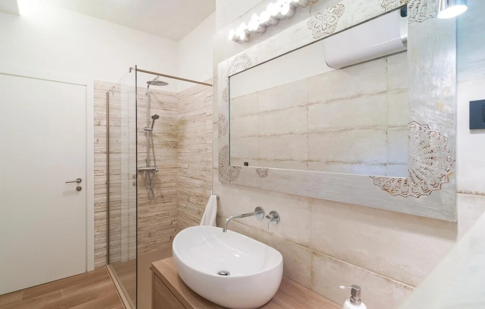 Stunning Home in Zrnovnica With 5 Bedrooms, Wifi and Outdoor Swimming Pool