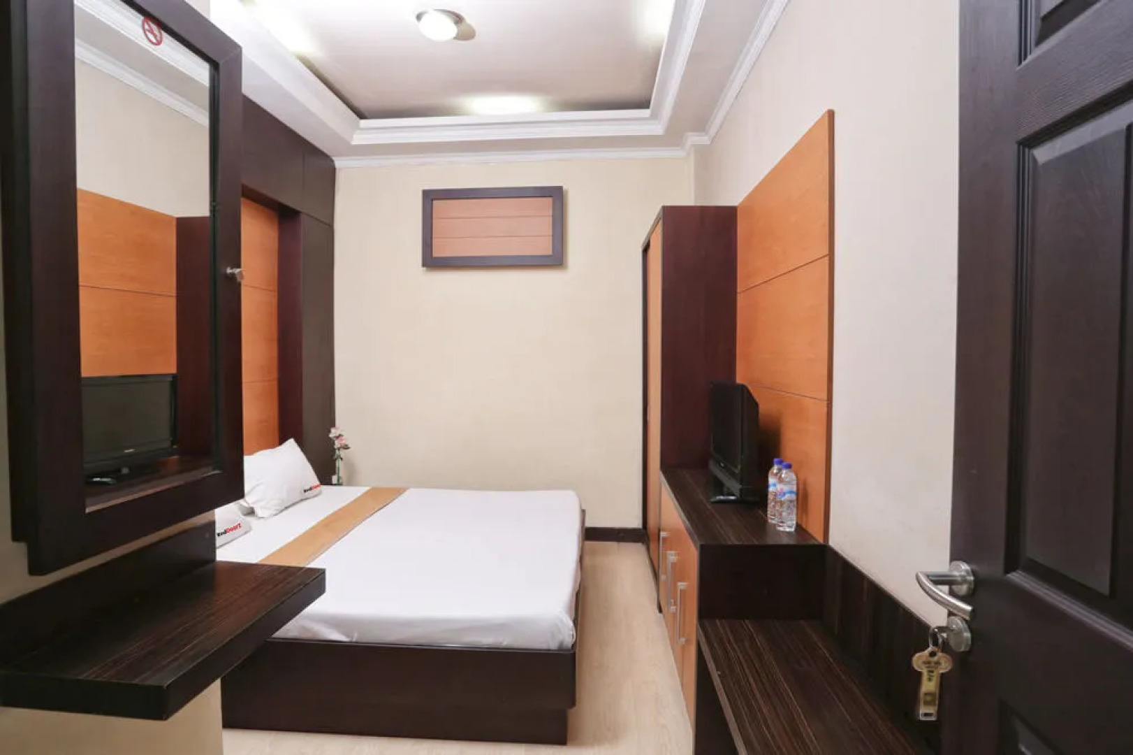 RedDoorz Near Padma Beach