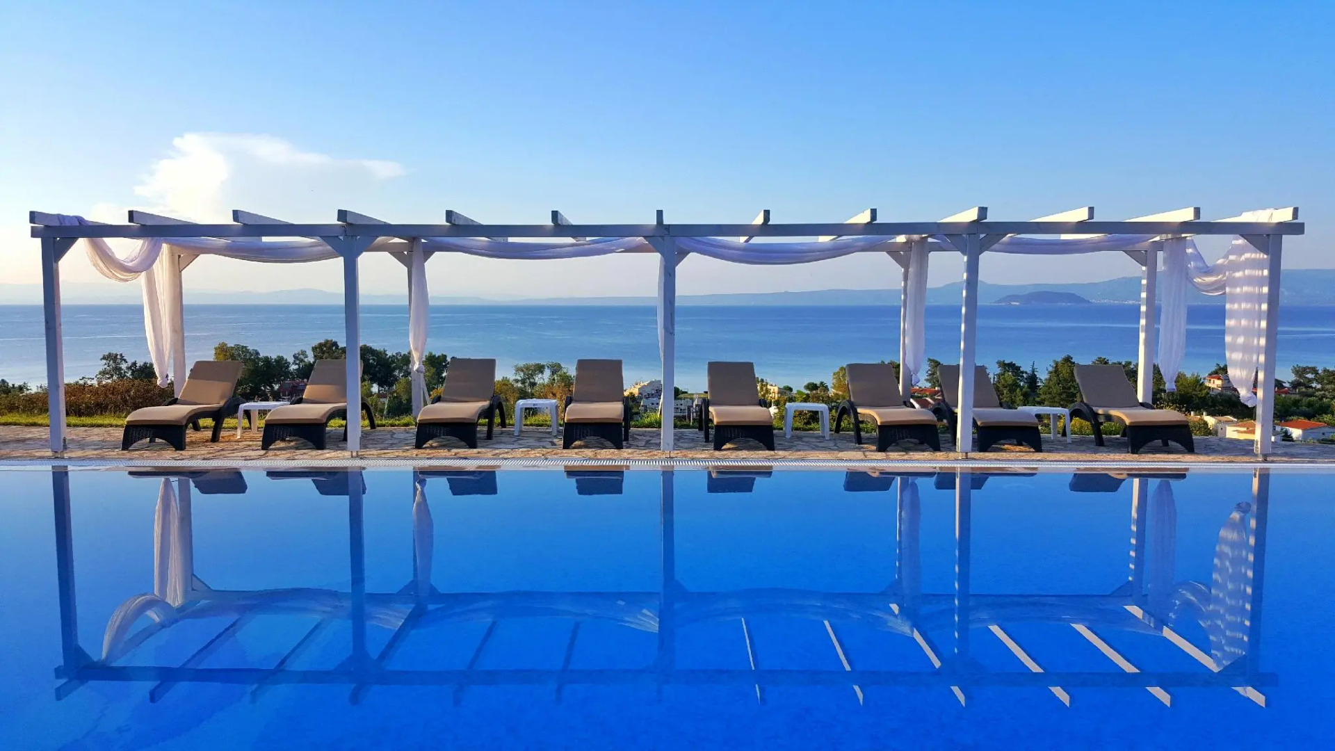 Bungalow White Apartments and Suites