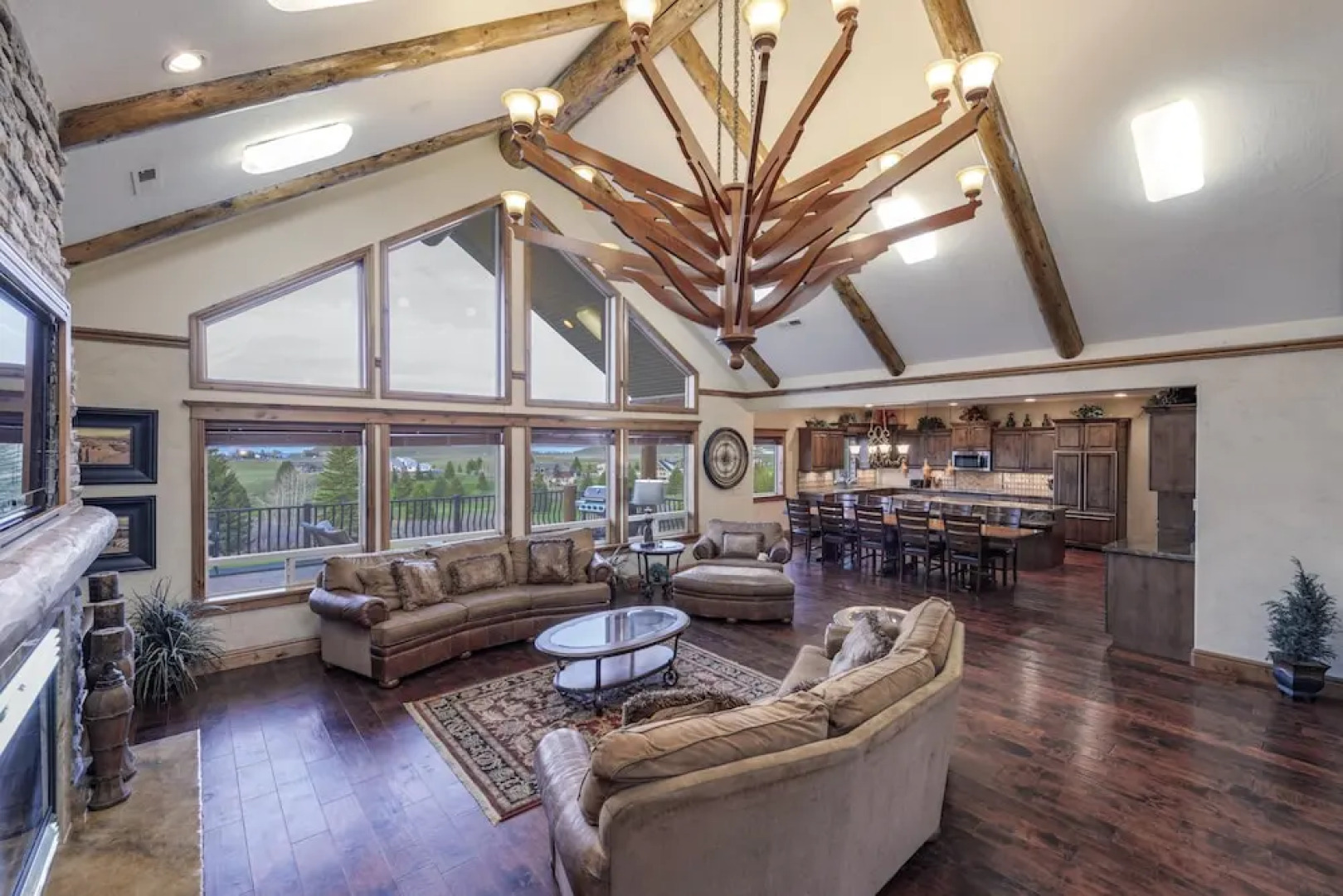 Golf Course Home, Sleeps 30, Private Hot Tub, Access to Ideal Beach, Amazing Views and Space!