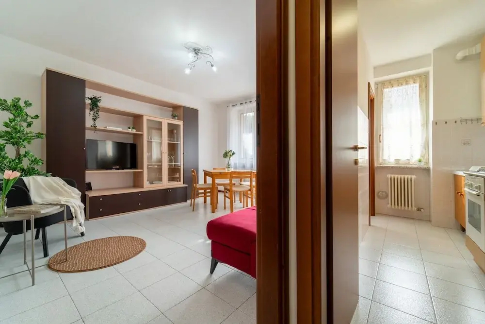 Scarlet Apartment With Garden