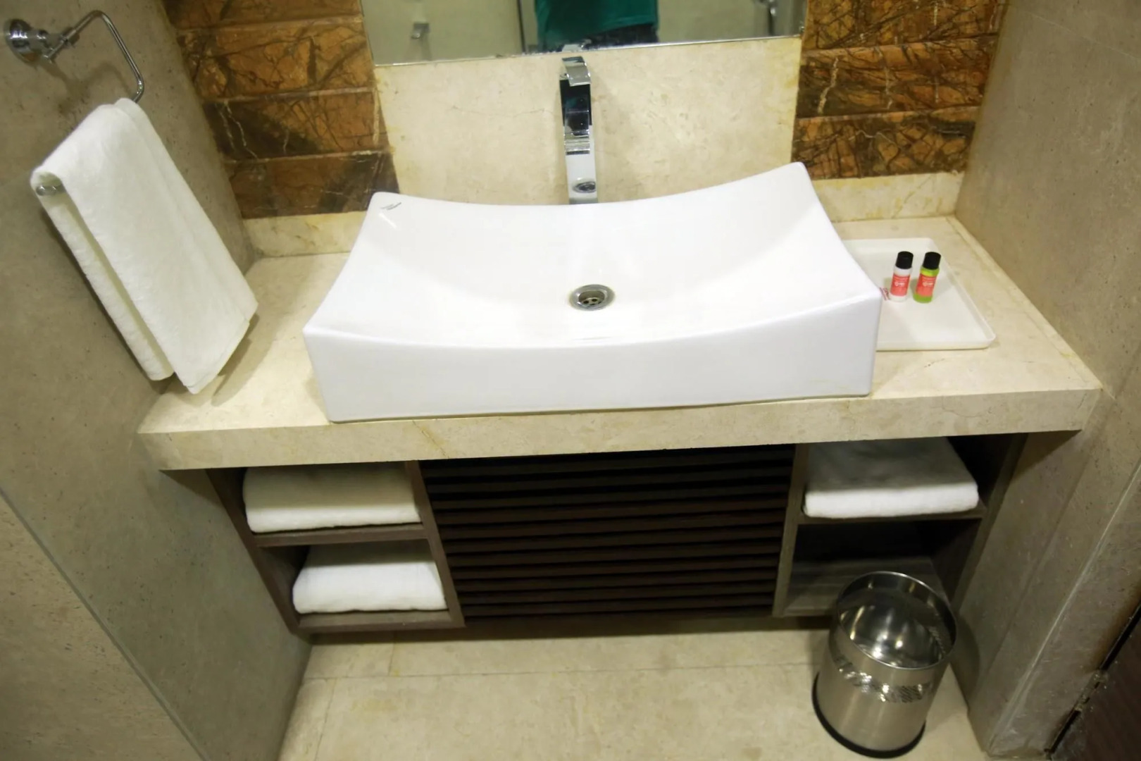 OYO 1395 Hotel Gandhi International