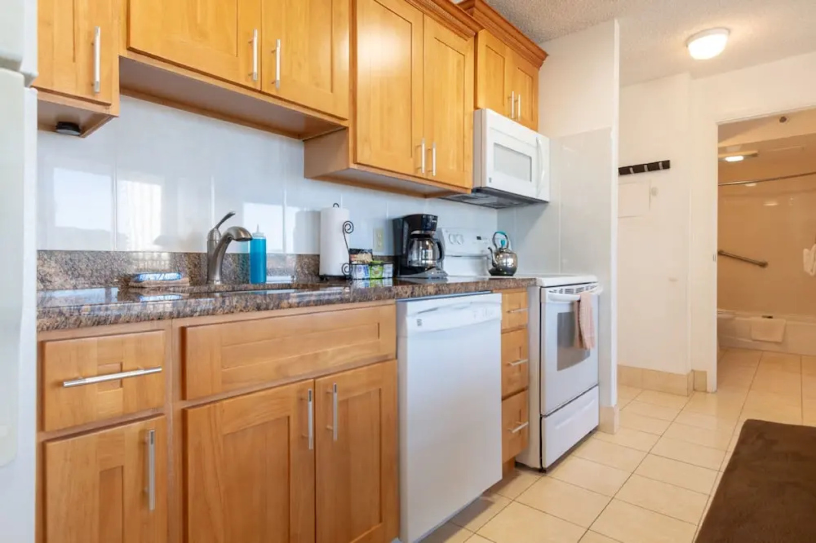 Waikiki Banyan - Pool View Tower 1 Suite 1501