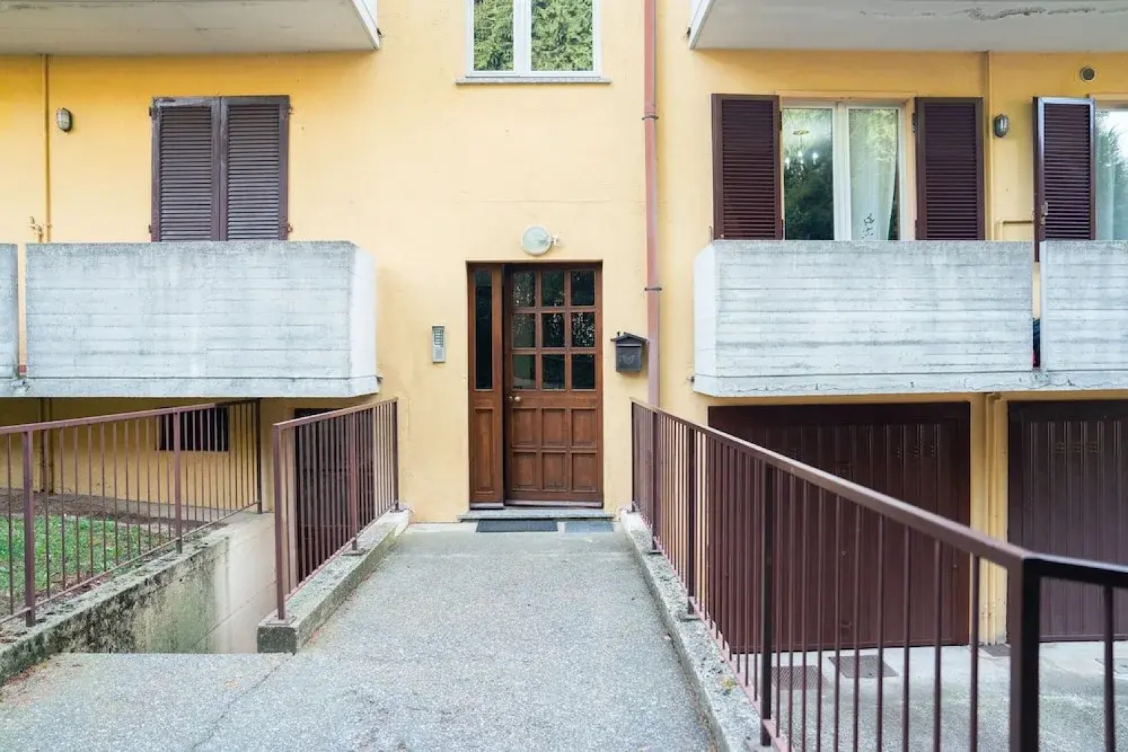 Scarlet Apartment With Garden