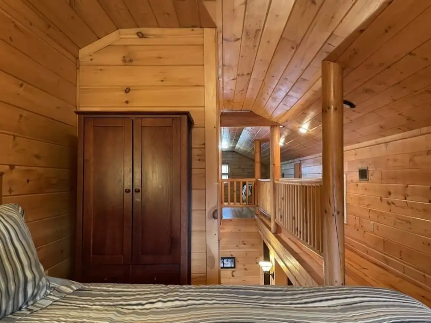 Deluxe log cabin! Pet and motorcycle friendly - enjoy nature with family and friends! 3 Bedroom Cabin by RedAwning