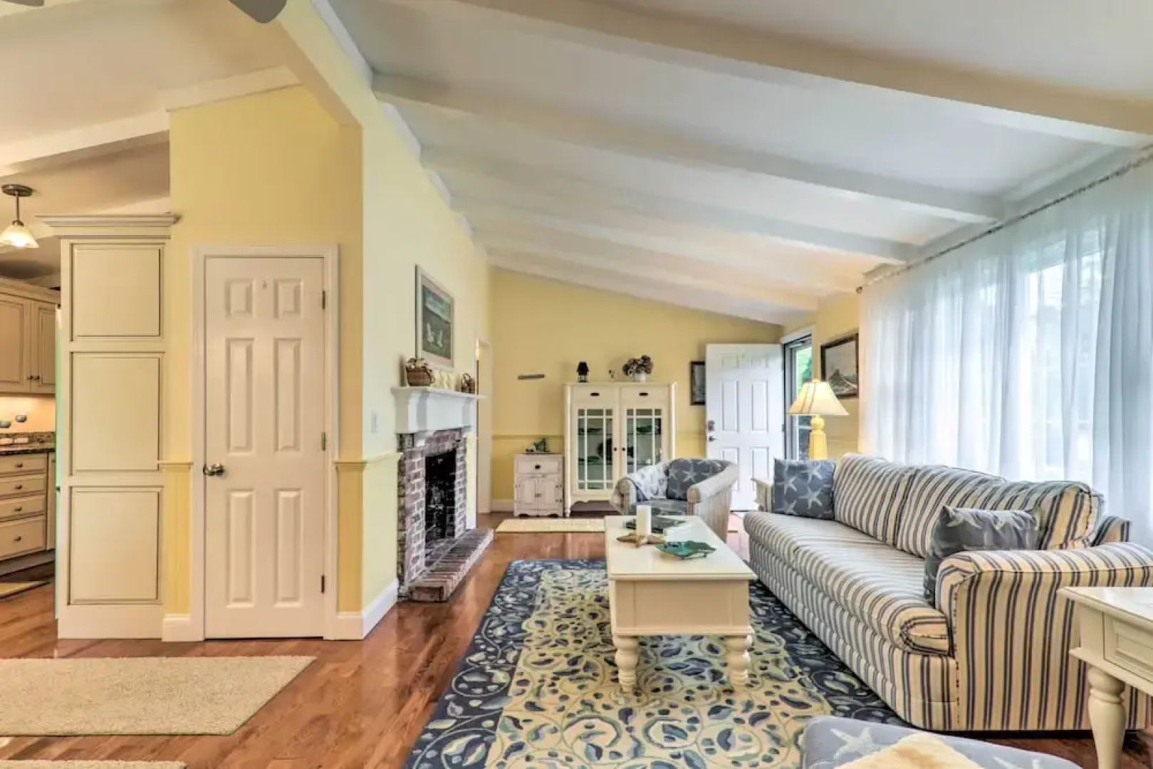 Charming Hyannis Cottage: 1 Mi to Beach!