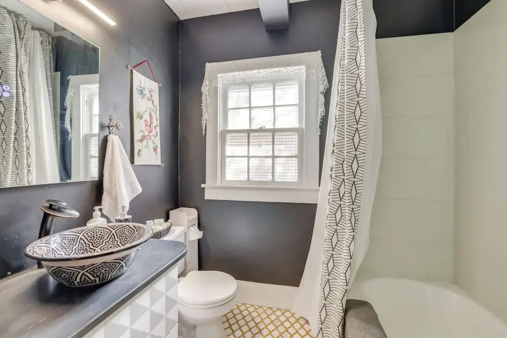 Walk to Downtown: Pet-friendly Cottage in Tyron