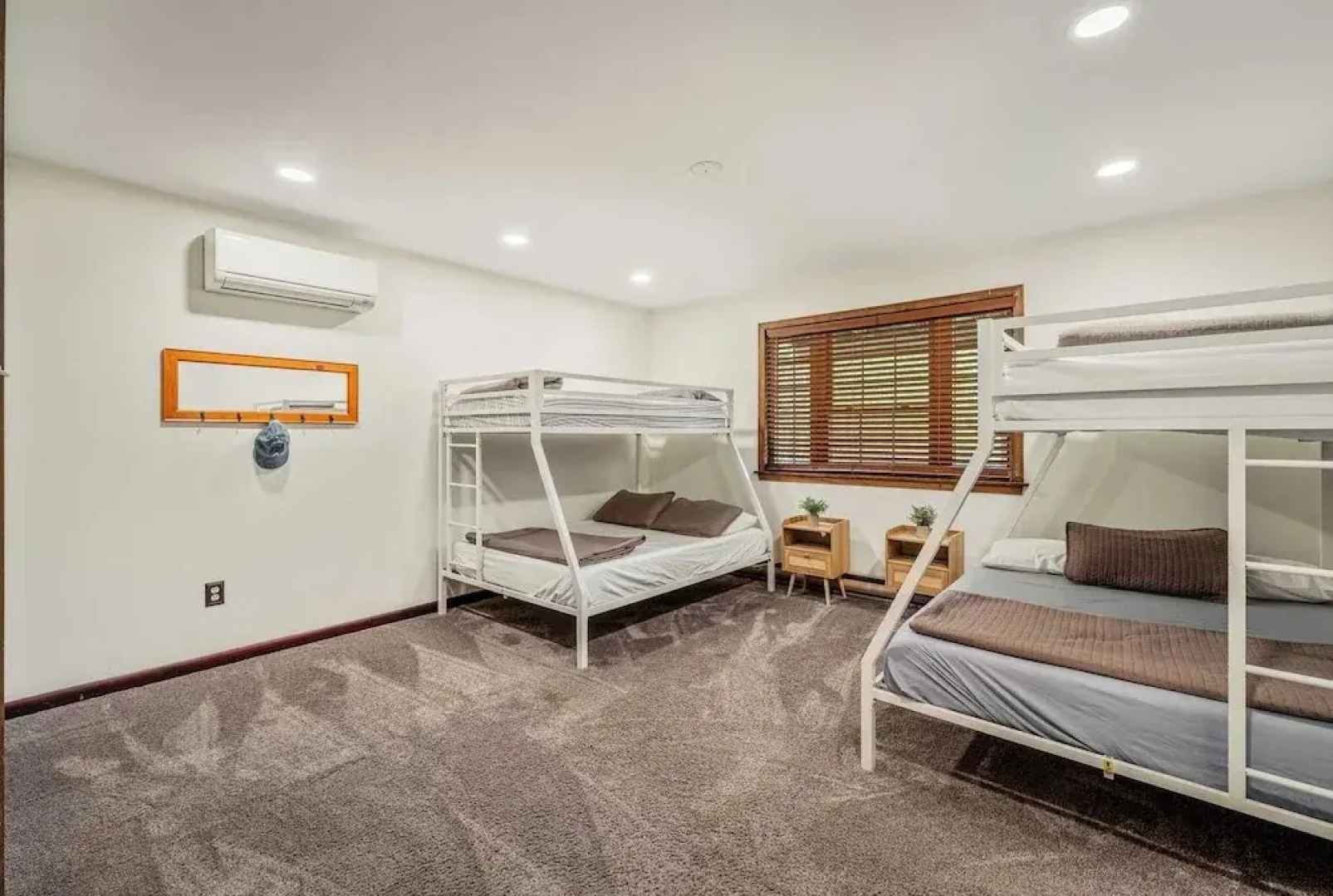 Sky View Chalet by Avantstay Stunning Interior, Spacious Deck, Hot Tub, & View