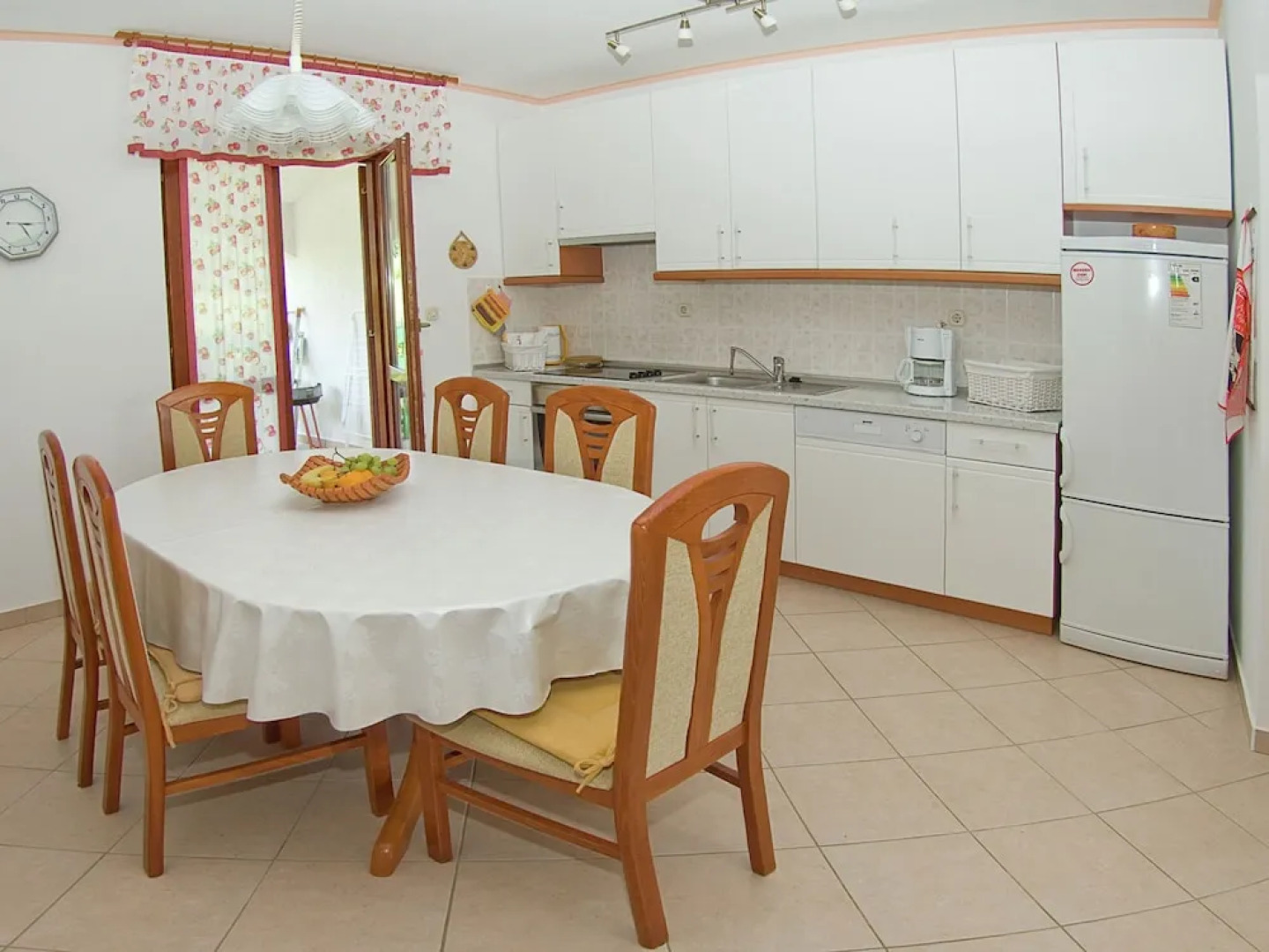 Spacious and Comfortable House With Beautiful Garden Near Tar and Beach 900 m