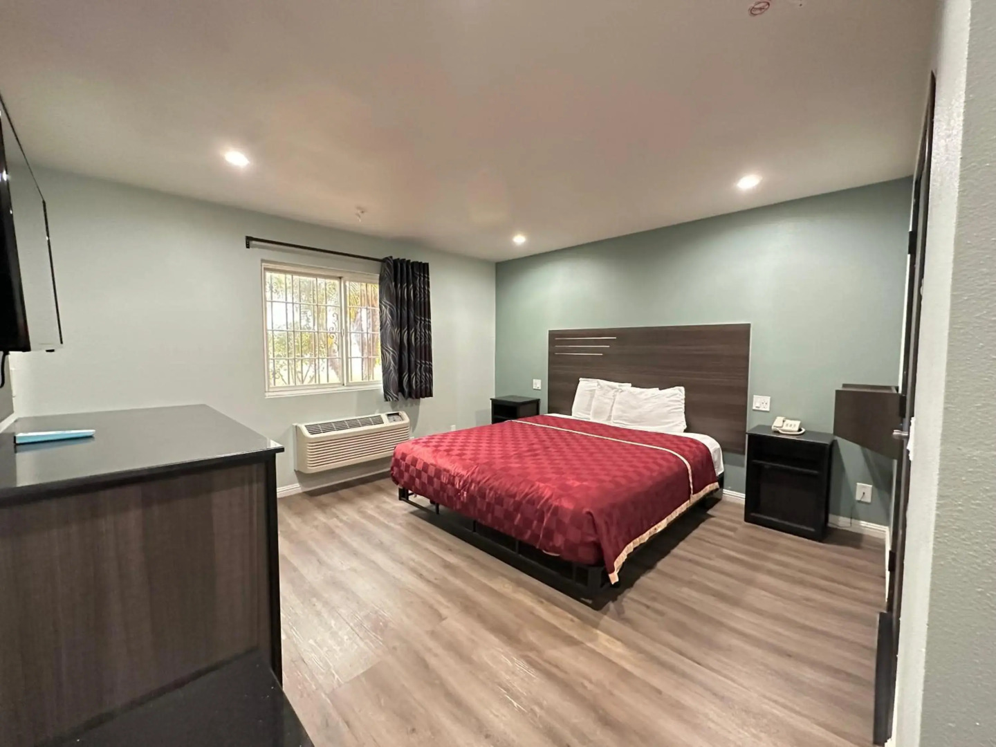 Express Inn & Suites