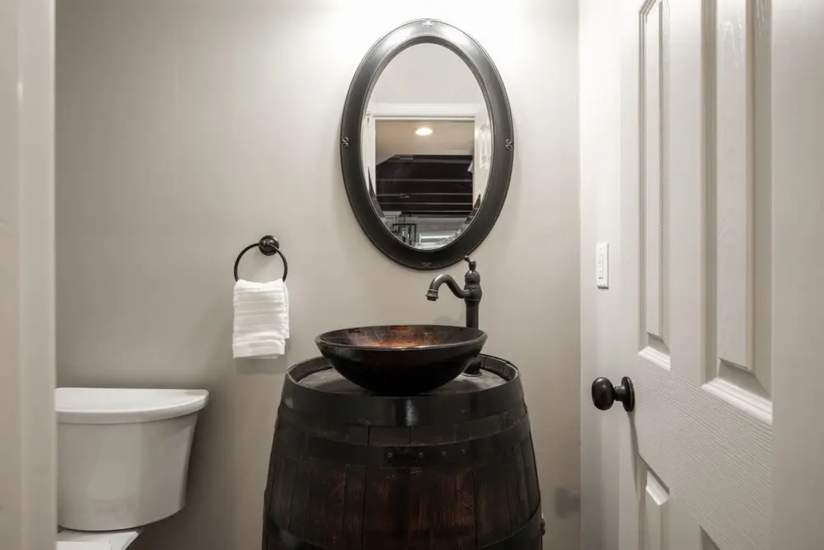 Chateau Syrah by Avantstay Picturesque Estate w/ Pool, Hot Tub, Pool Table & Table Tennis New Pickleball Court + Basketball Hoop