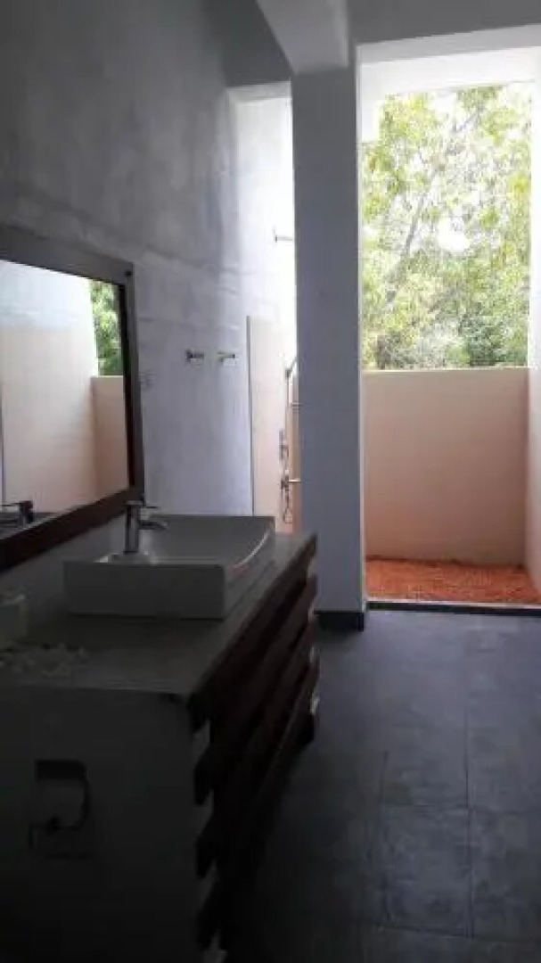 Mahinda Hotel and Restaurant