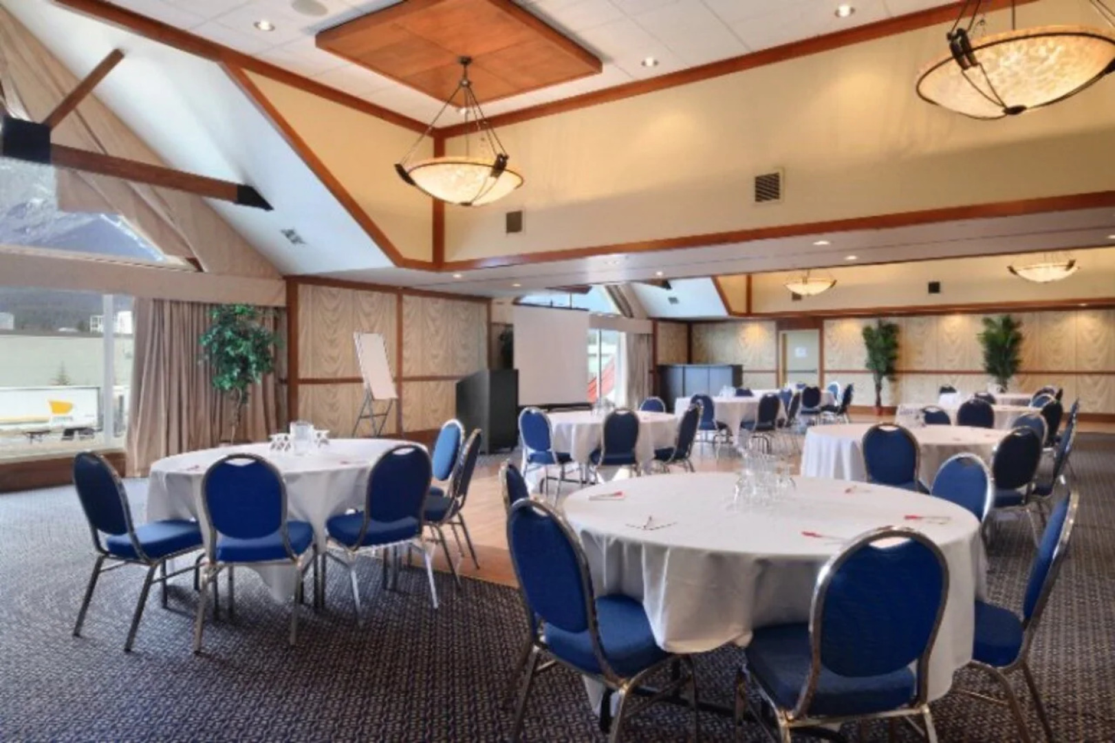 Canmore Inn & Suites