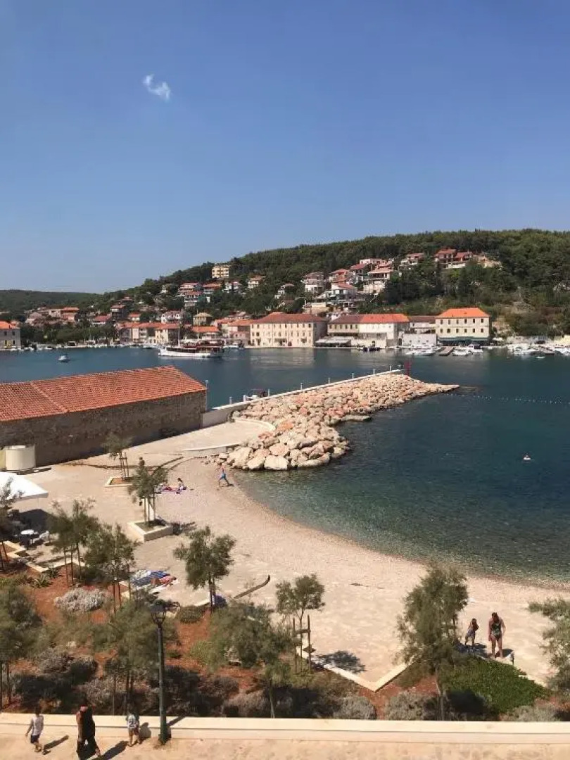 Sea view apartment near the beach 1-Jelsa center