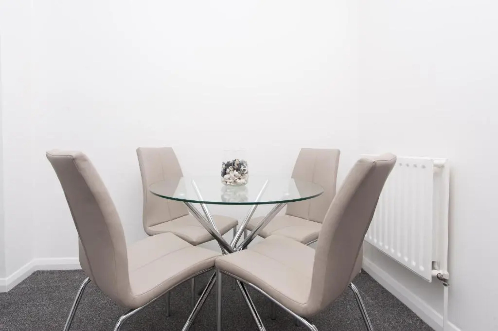 Two bed ground floor apartment, sleeps six, free parking and high speed Wifi