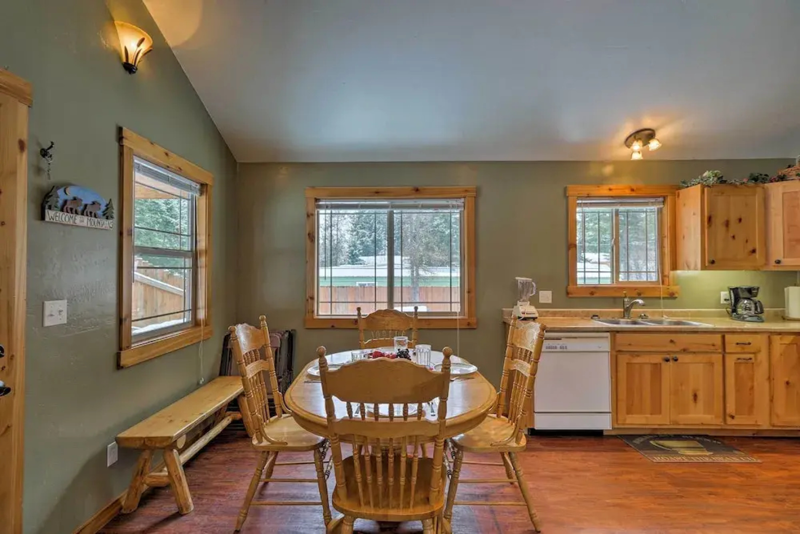 Hungry Horse Cabin: Deck, Fire Pit, Near Glacier!