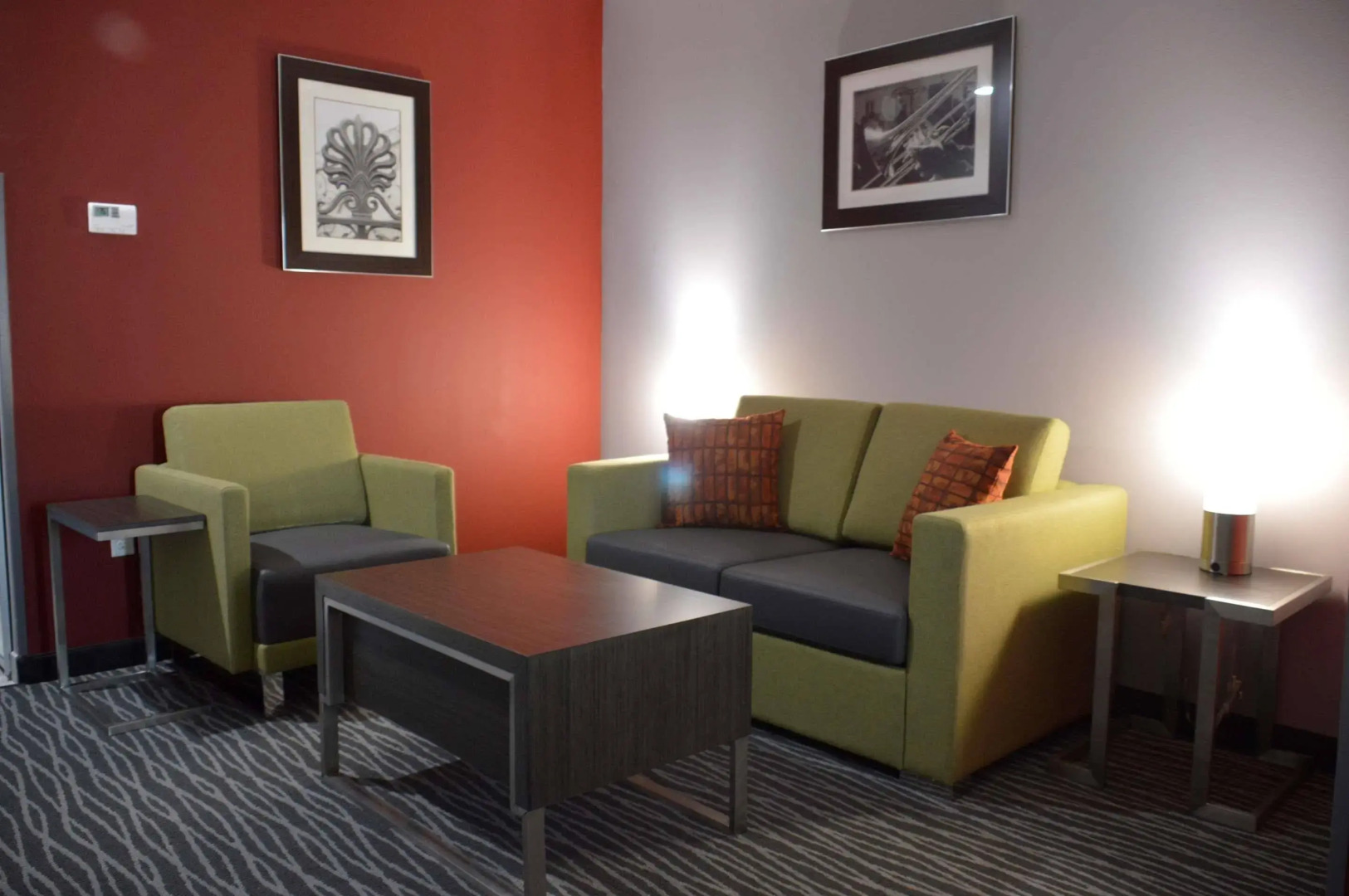 Del-Mar Airport Inn & Suites