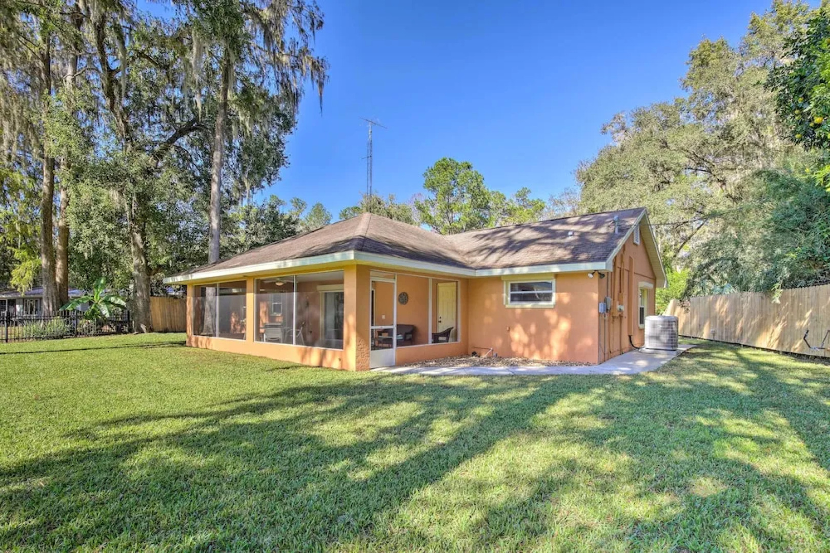 Rainbow River Oasis w/ Kayaks + Furnished Sunroom!