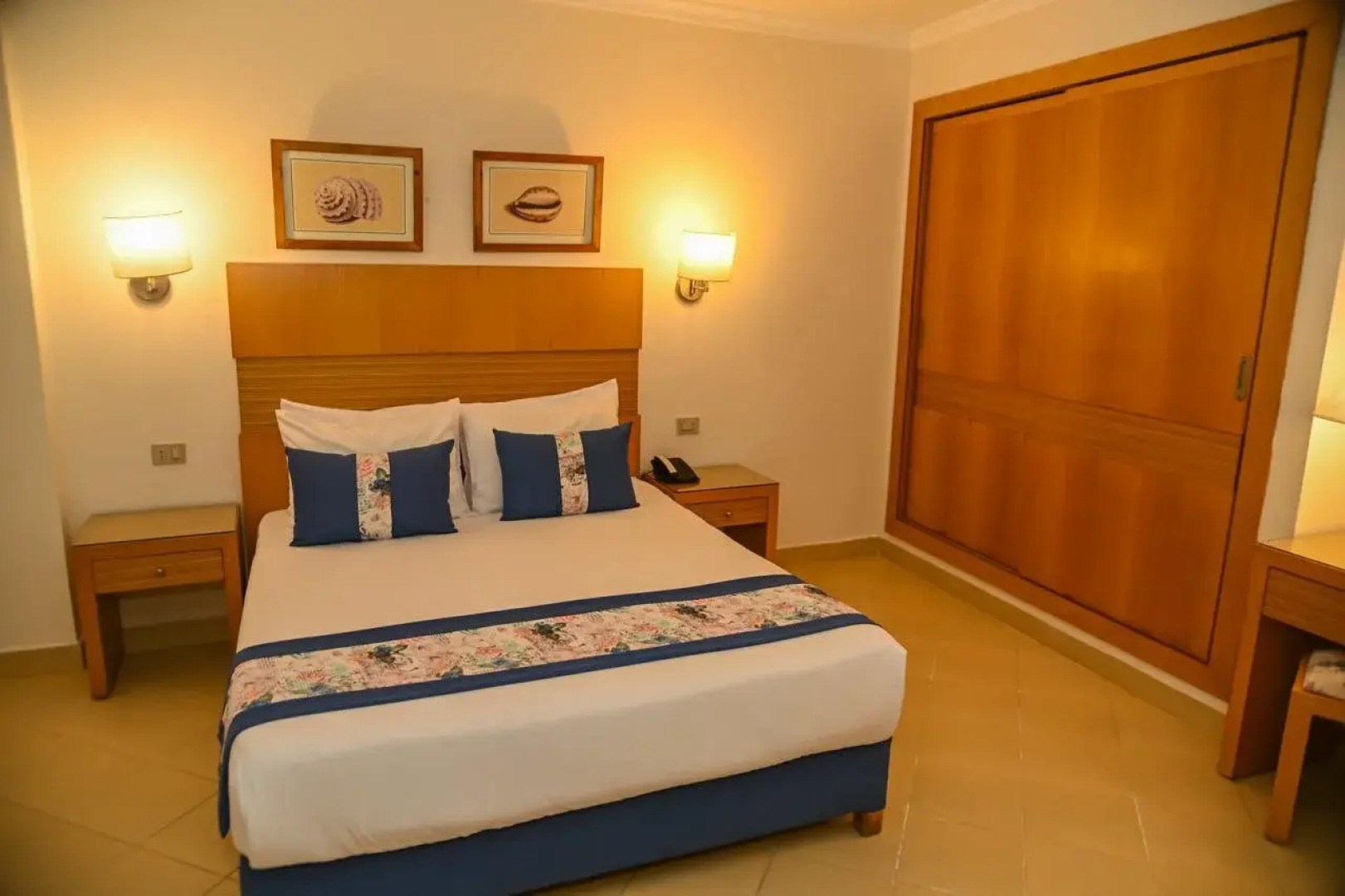 Eagles Downtown Zahabia & Beach Resort