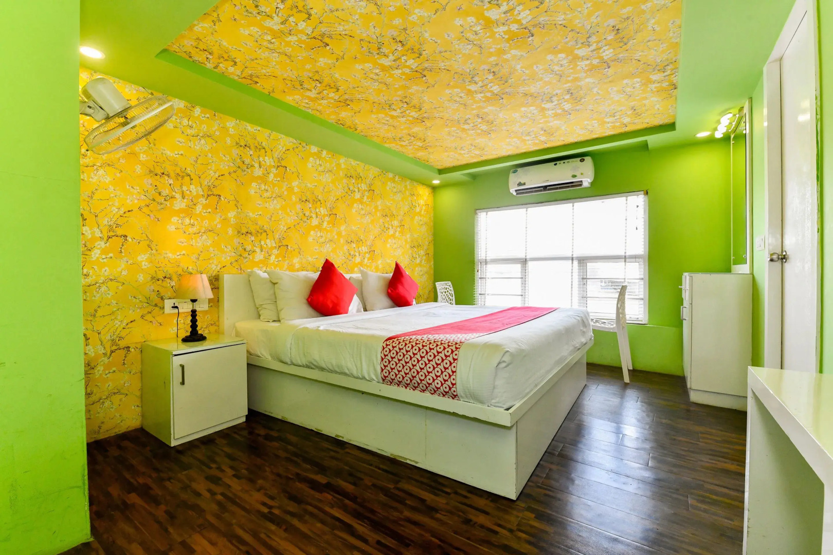 OYO 24611 Houseboat Water Cruise Sharing