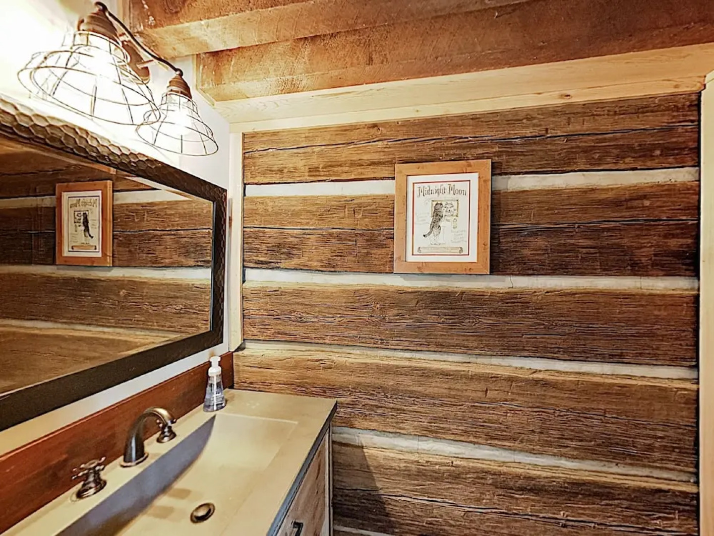 New Listing! Updated W/ Hot Tub On 2 Acres 1 Bedroom Cabin