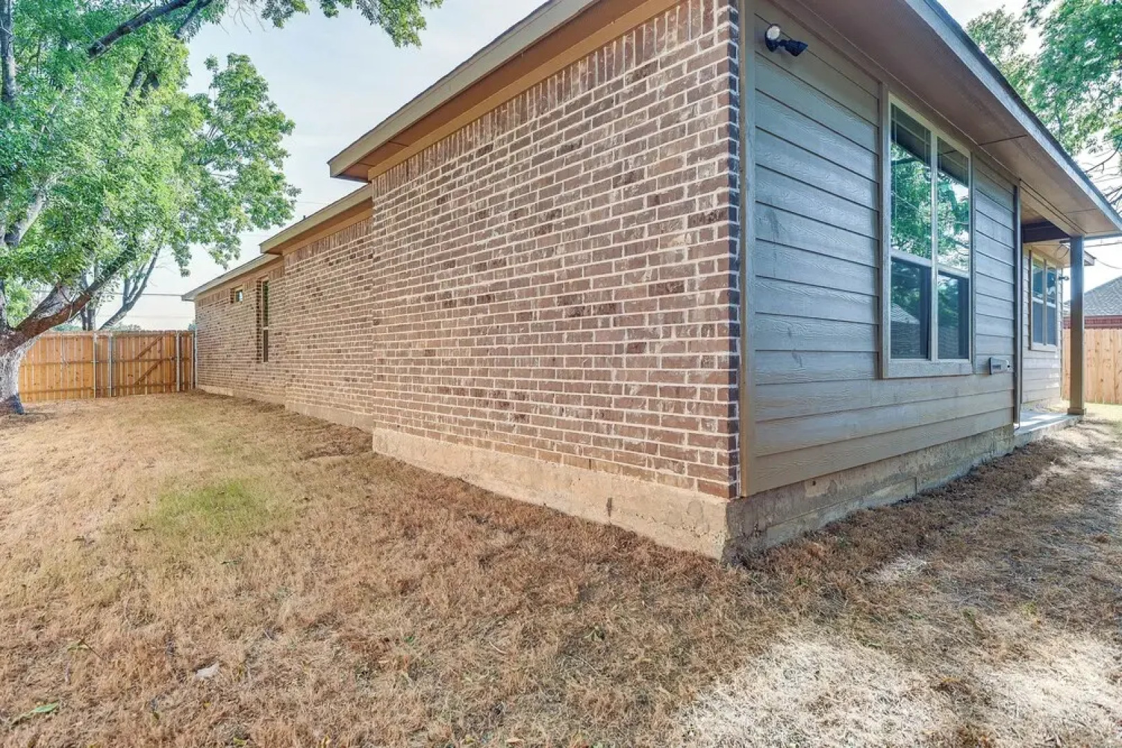 Grand Prairie Gem w/ Yard ~ 5 Mi to At&t Stadium!