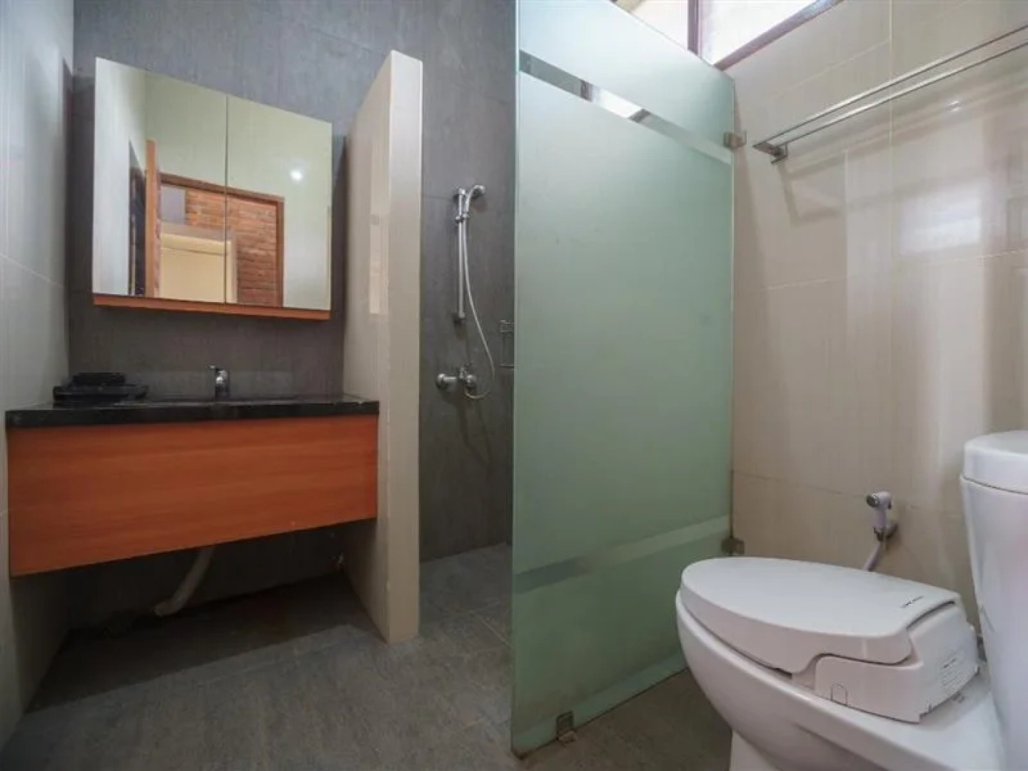 RedDoorz Plus @ Lodaya Gunung Geulis Puncak