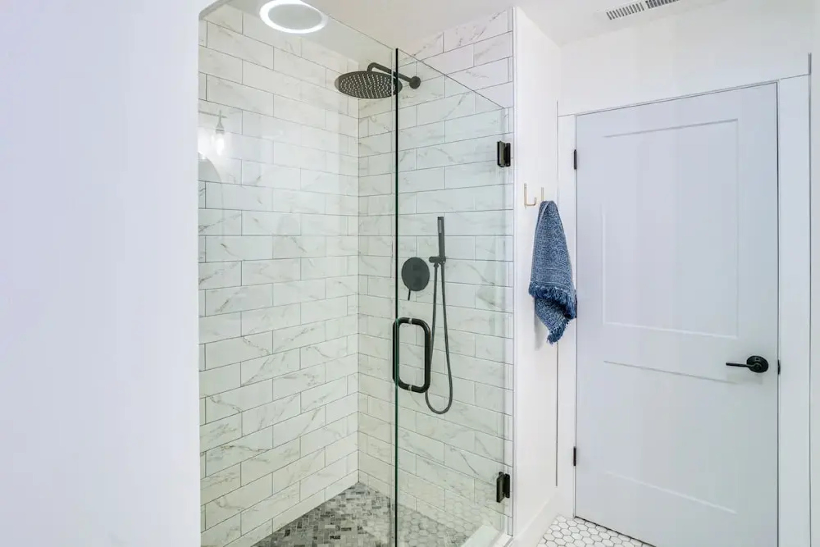 Westwood Cabin: Lake Almanor Across the Street!