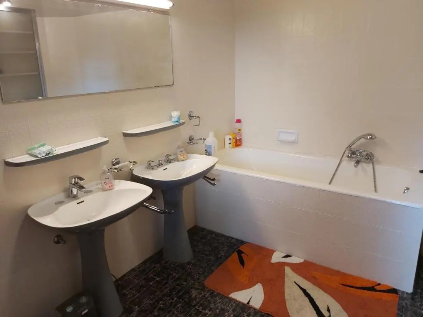 Château Lambert Hotel-Resto-Parking-Shuttle, a 1 ha green Oasis at 8 min from CRL Airport without any noise