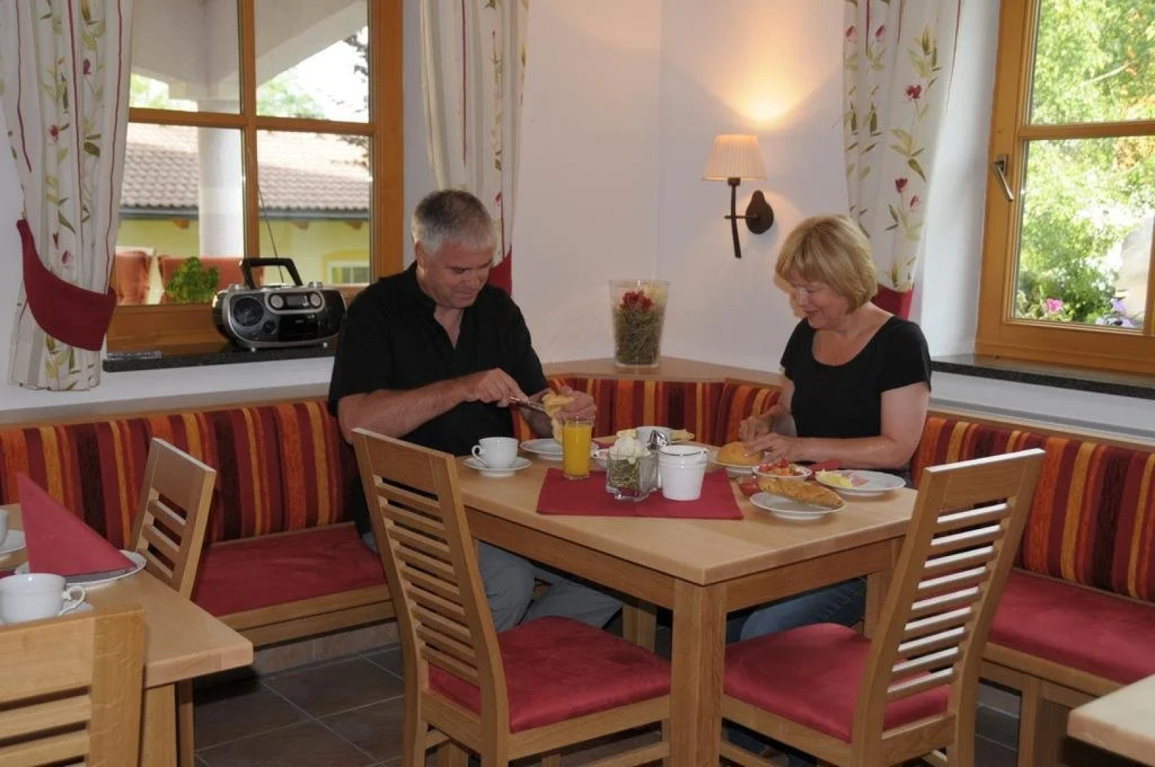 Almchalet Alpenflora