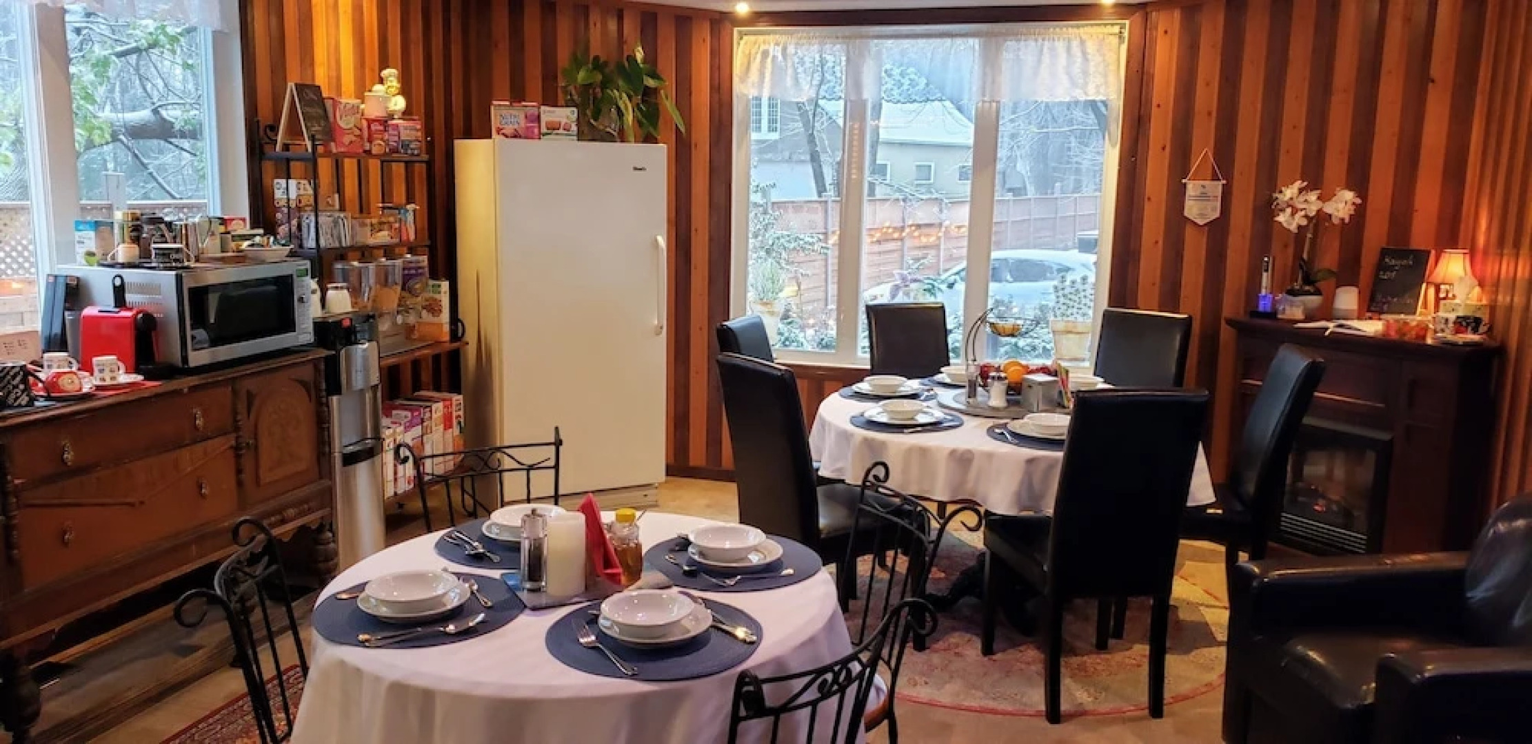 Kokomo Inn - Tropical Riverfront B&B