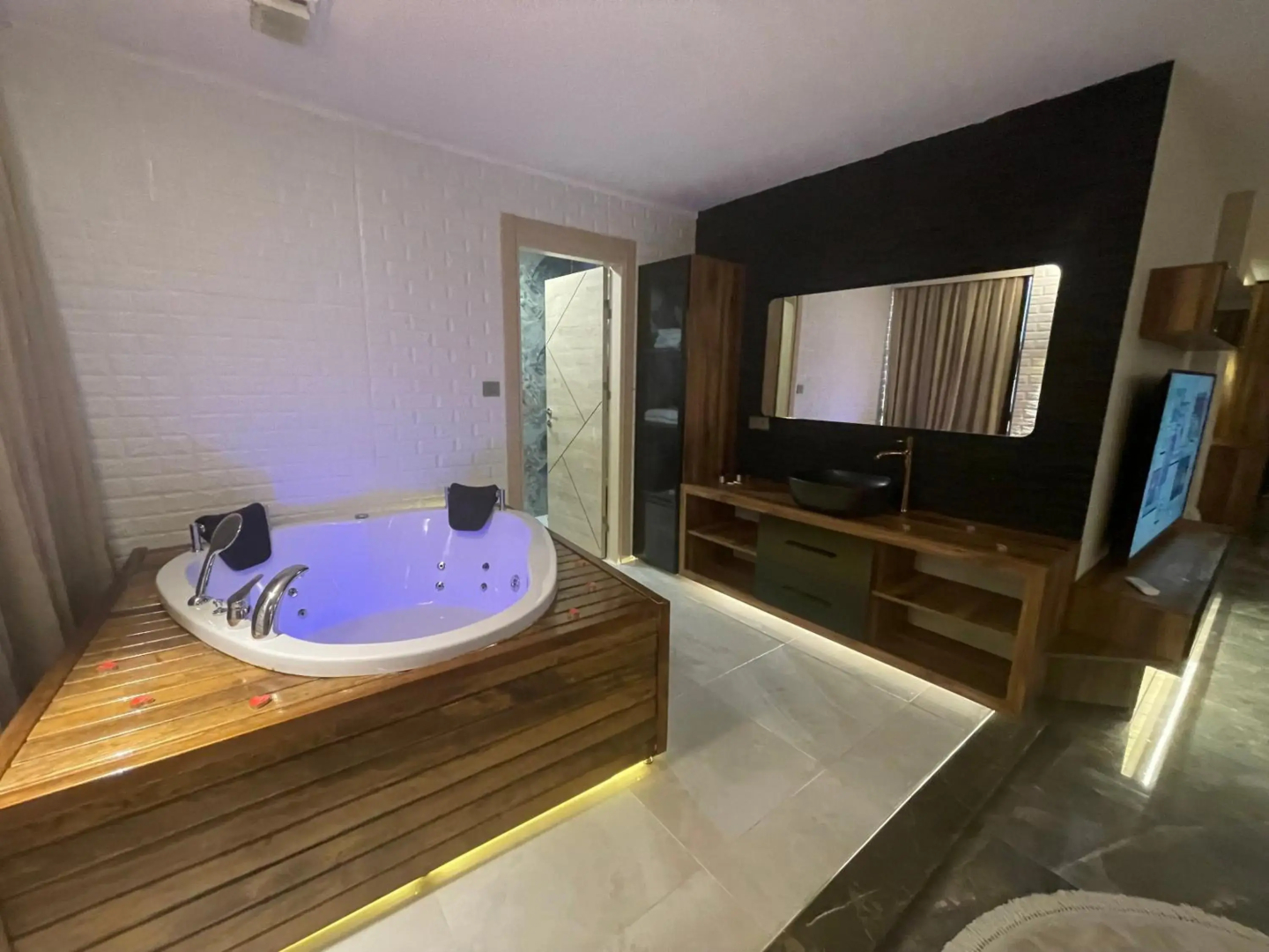 Le Luxe suites hotel & SPA