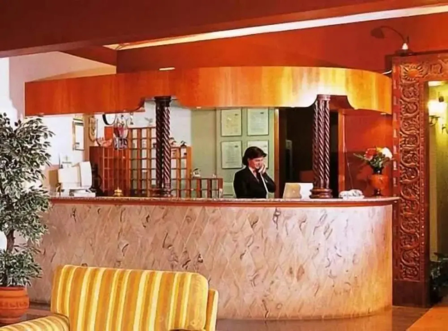 Leo Hotel