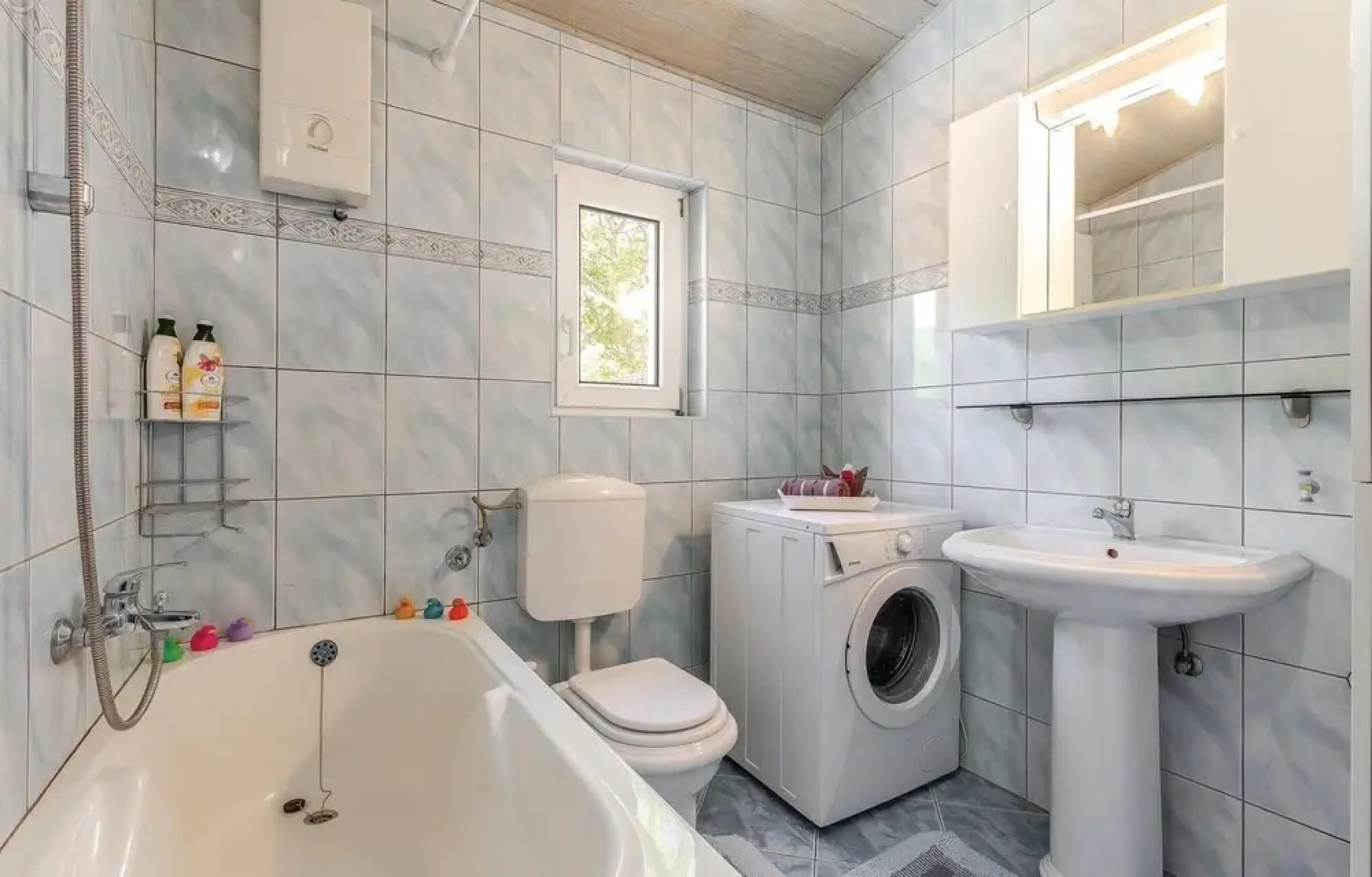 Beautiful Home in Donji Zagon With Wifi and 6 Bedrooms