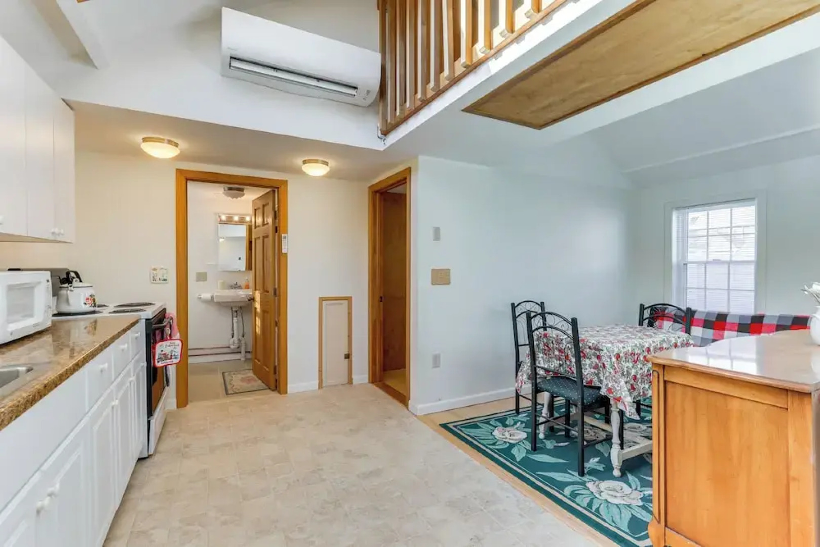 Charming Old Lyme Cottage, Steps to Private Beach!