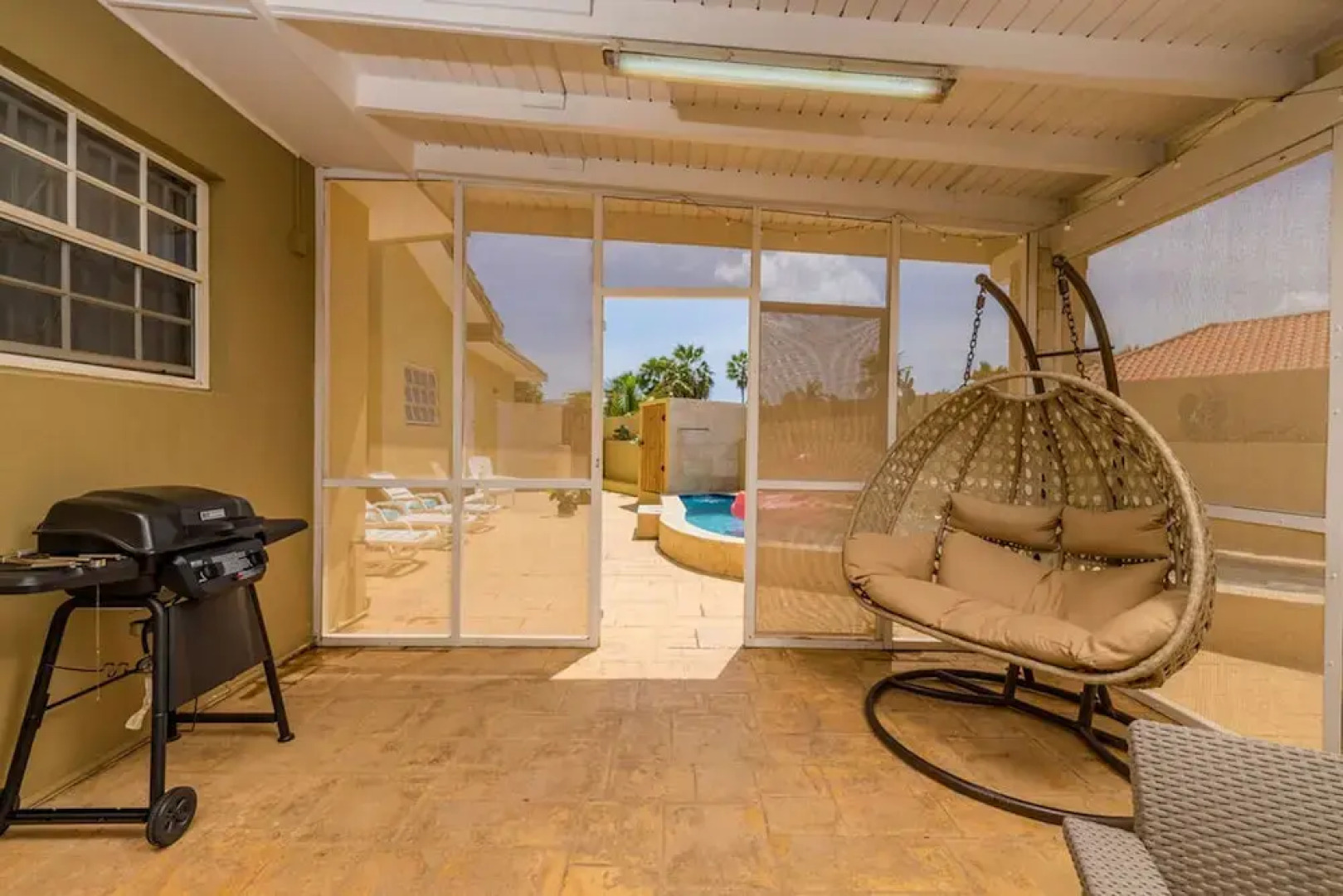 Cozy Central 4br3ba Home w Pvt Pool Largegarden