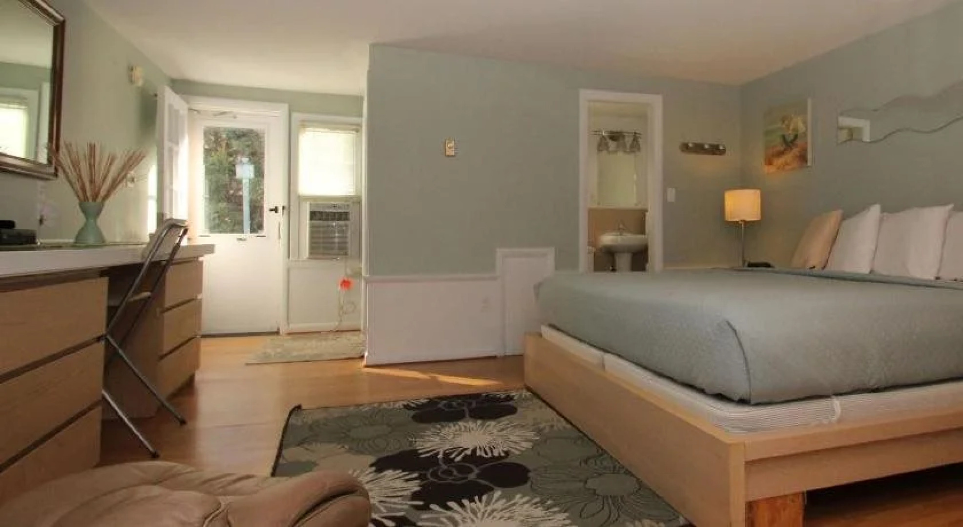 Eagle House Beachside Motel