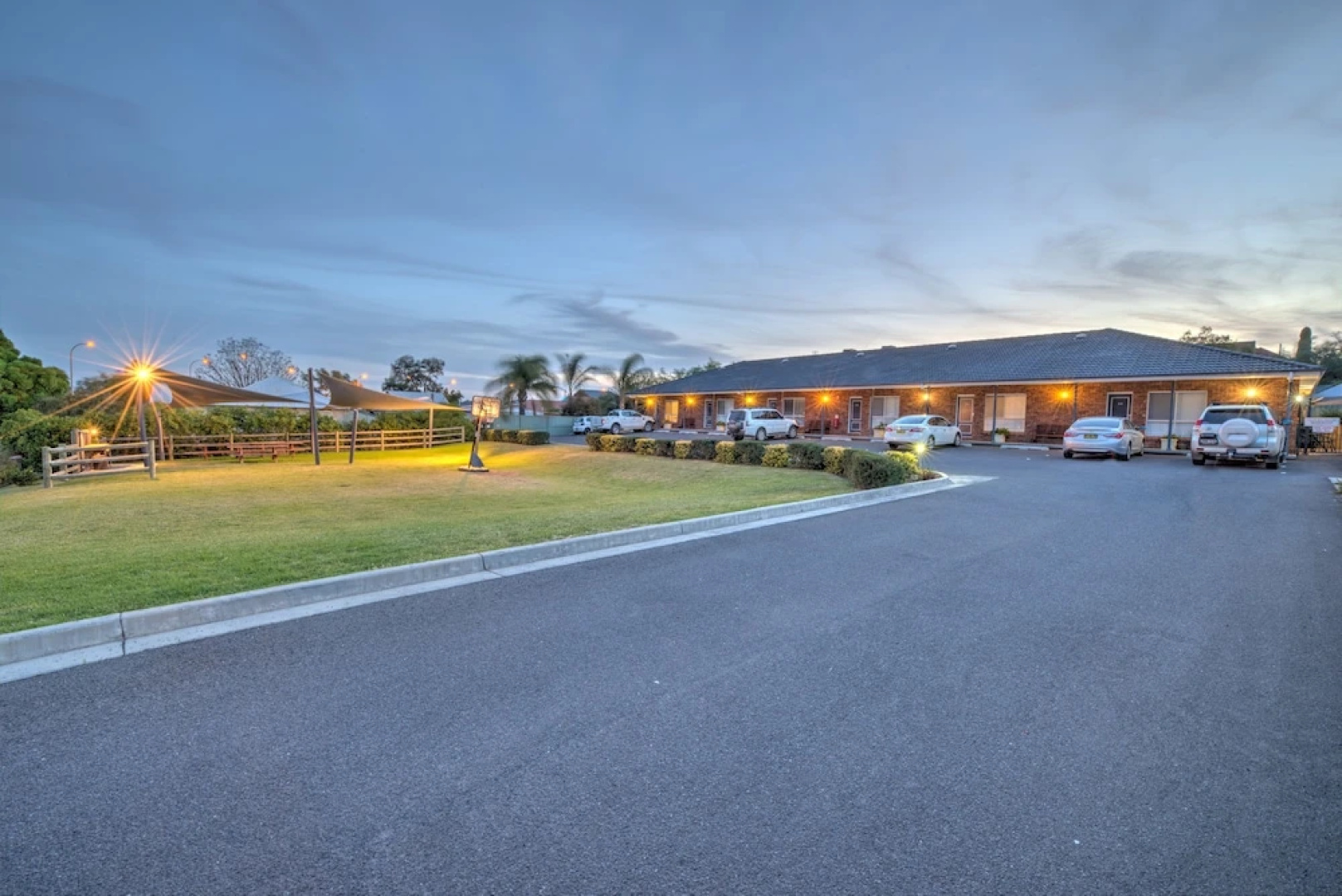 Cadman Motor Inn & Apartments
