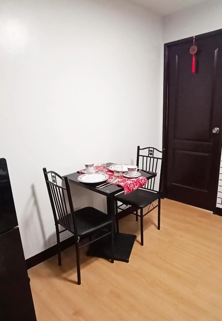 Relaxing 1-Bedroom Condo Unit (by Lee Portum)