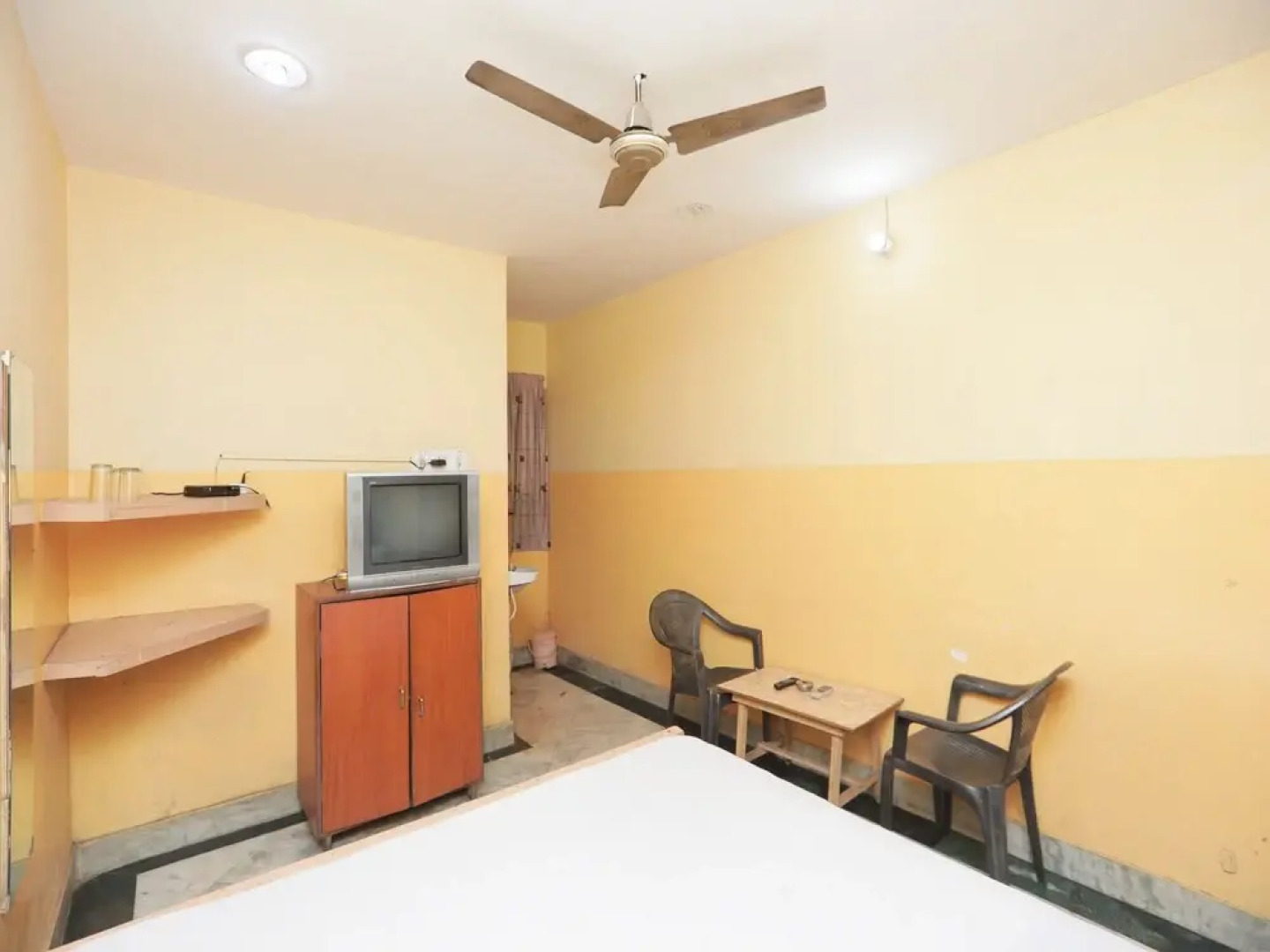 SPOT ON 45472 Hotel Savitri