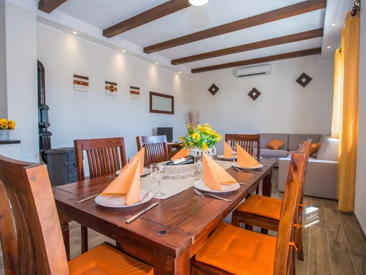 Villa With Large Garden and Pool, Ideal for 8 People, Only 10 Minutes Pula