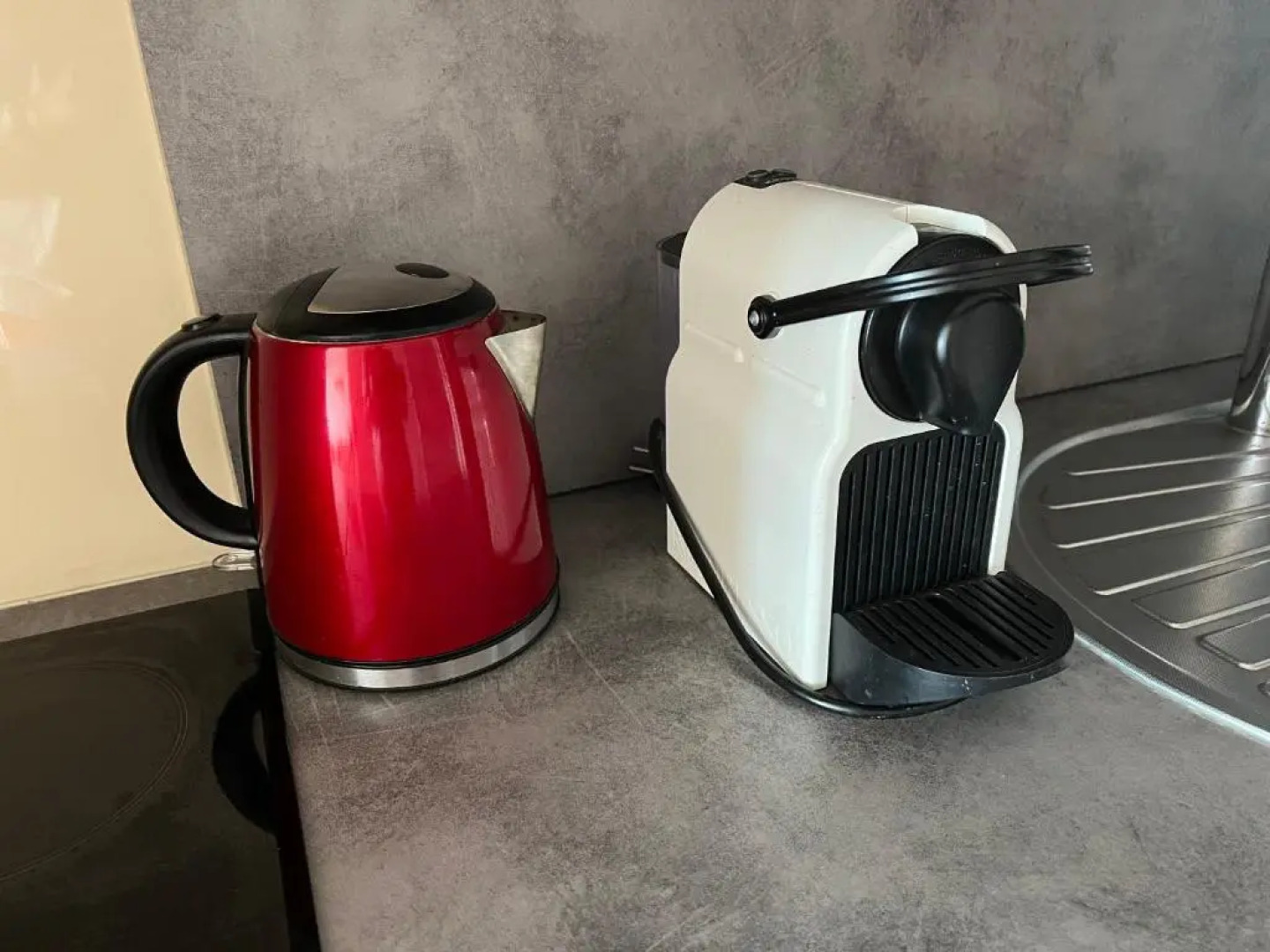 5 personnes les pieds dans l'eau à Santa-Cruz