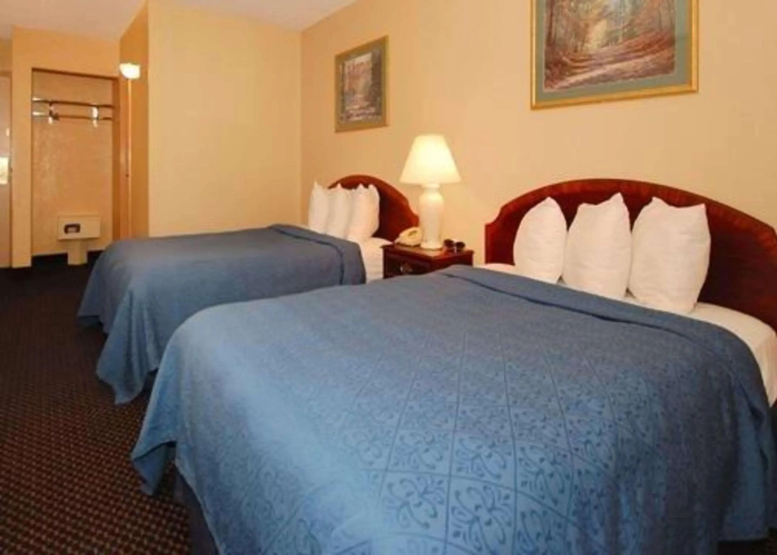 Econo Lodge Inn & Suites