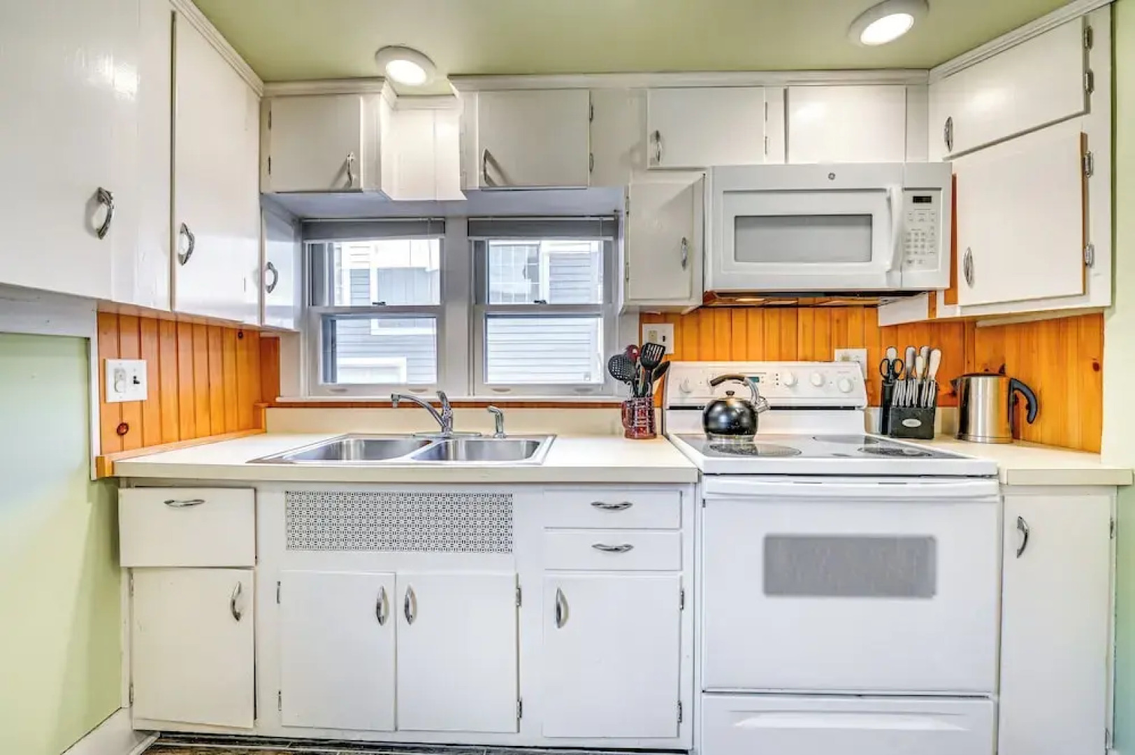 Walk to Town & River: Cozy North Creek Cottage