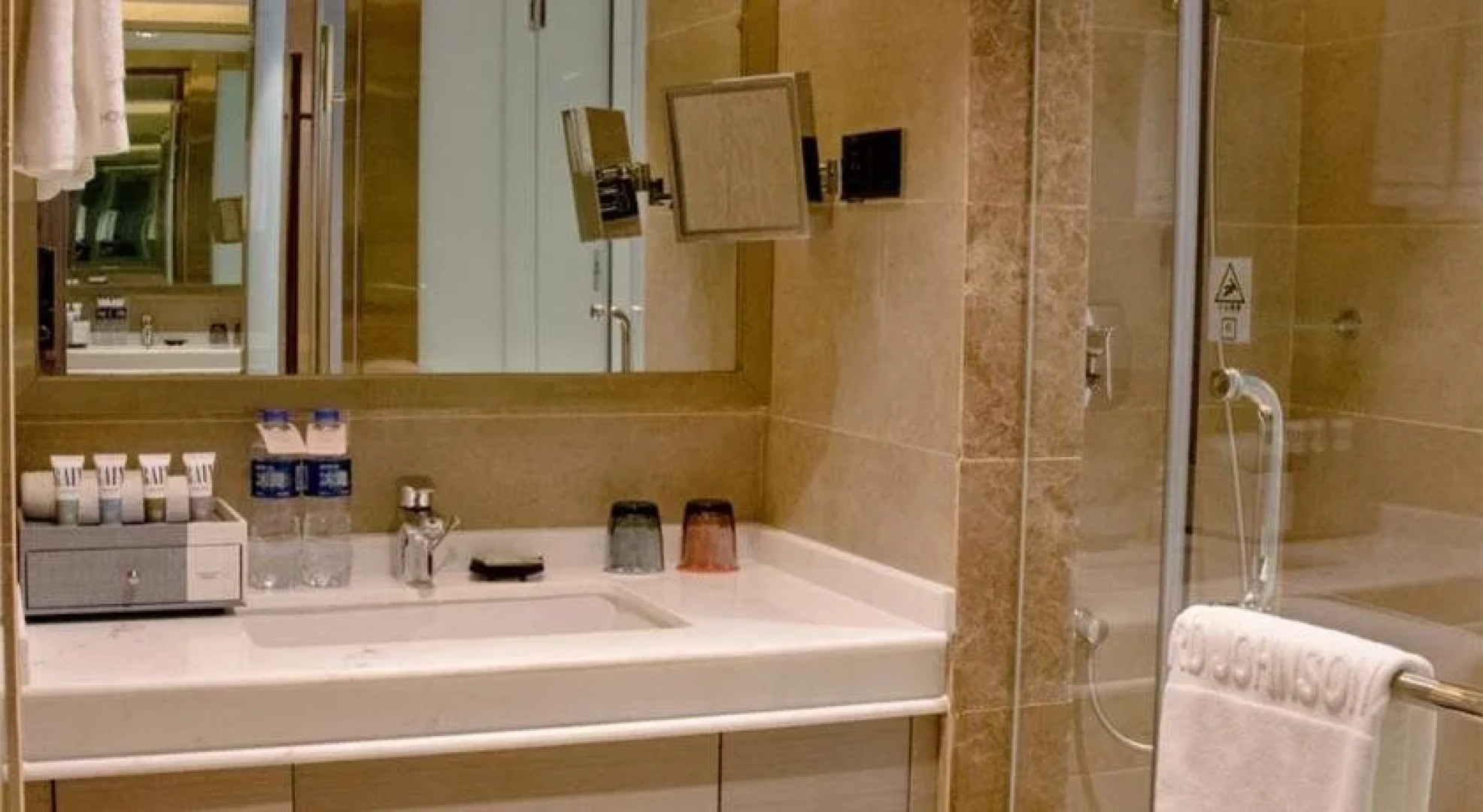 Howard Johnson Life Geckor Zhu