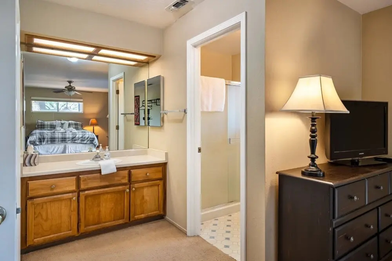 Wolf Den - Check out the Beach, Country Club, Golf Course Enjoy the Wifi, Central Heat and Air Conditioning. Near Yosemite by Redawning