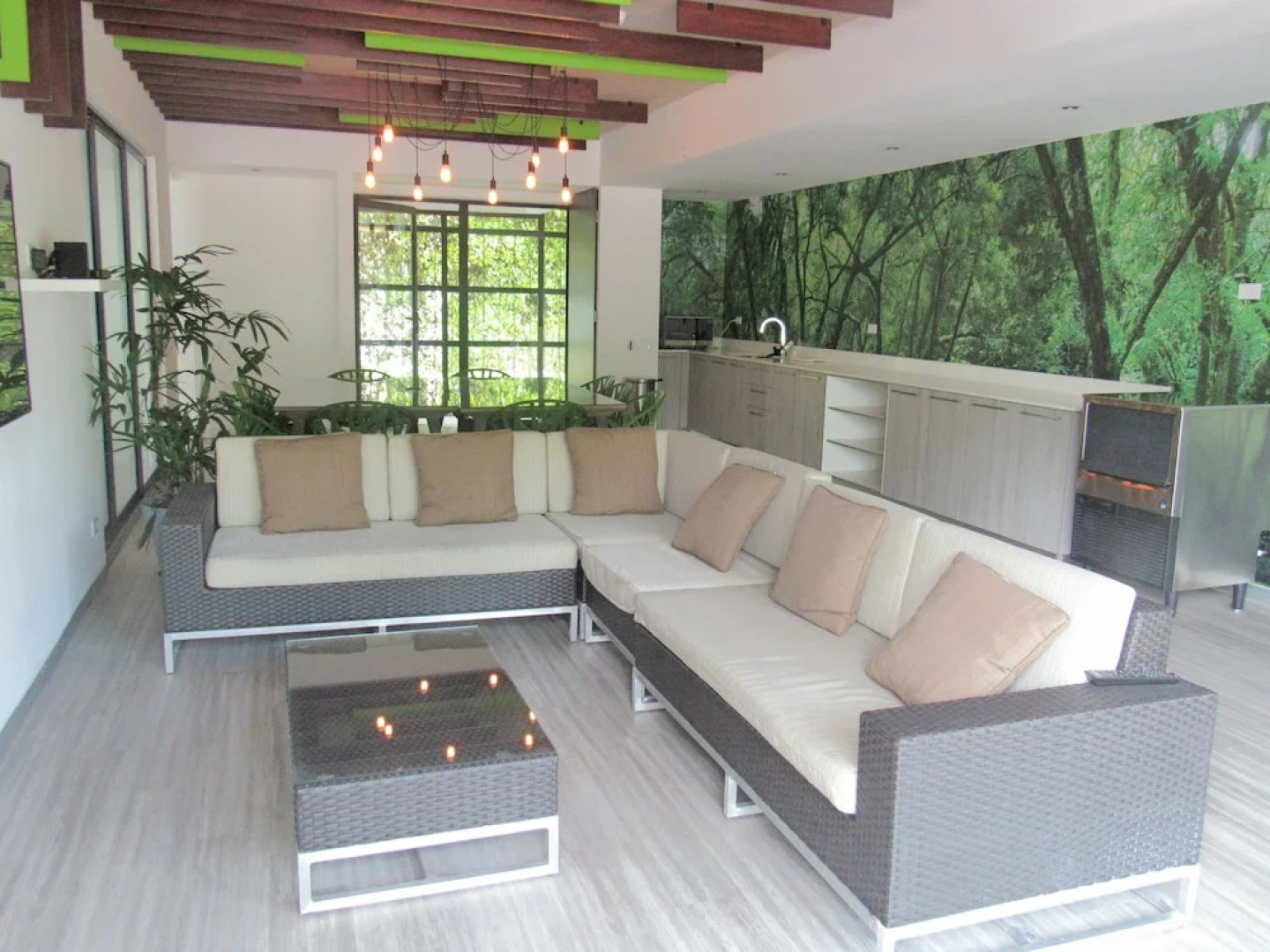 BEE Suites Santa Ana