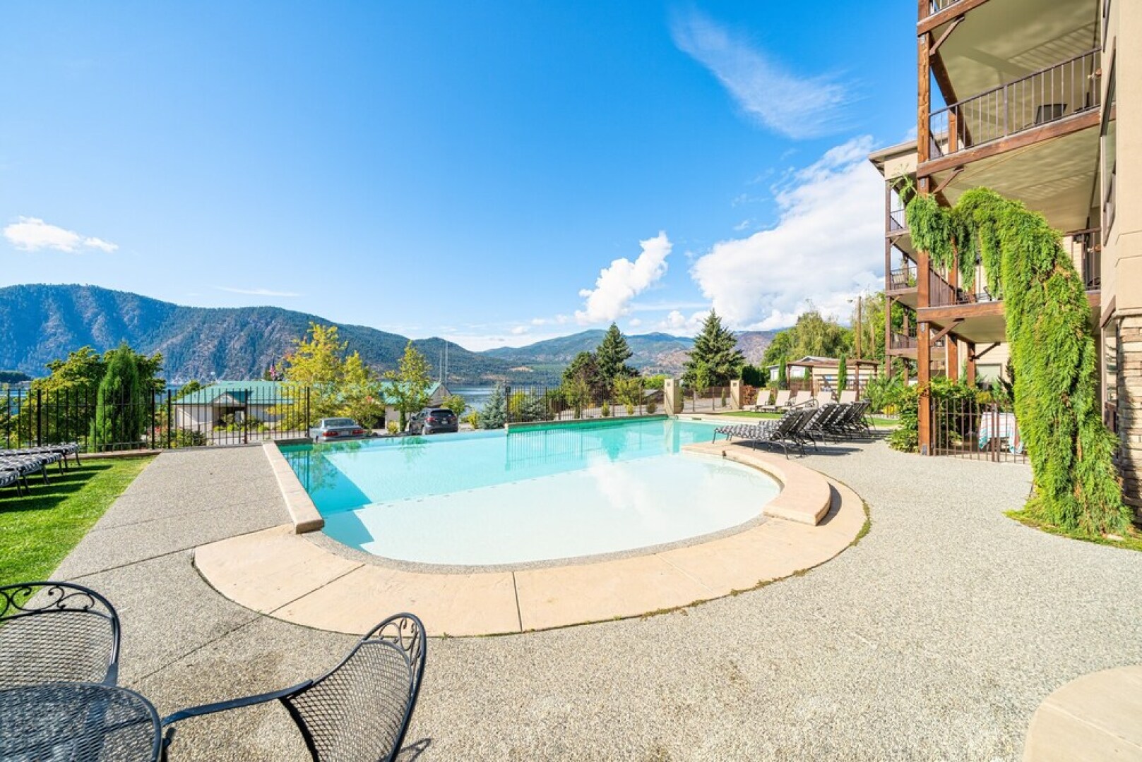 Marina's Edge Condo Walk to Restaurants, Wineries by RedAwning